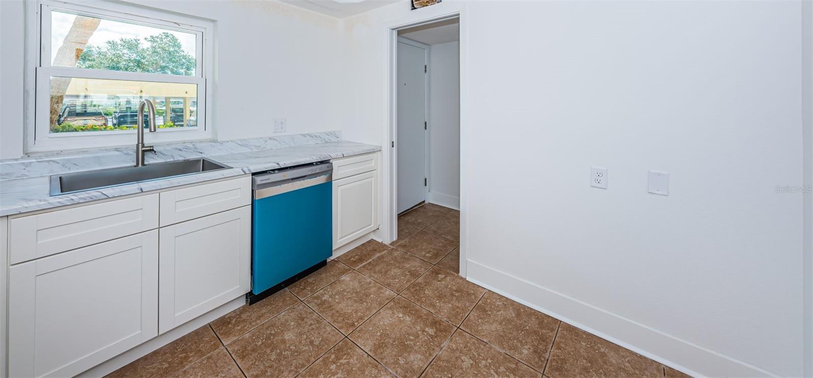 Image 4 of 40 For 4725 Cove Circle 109