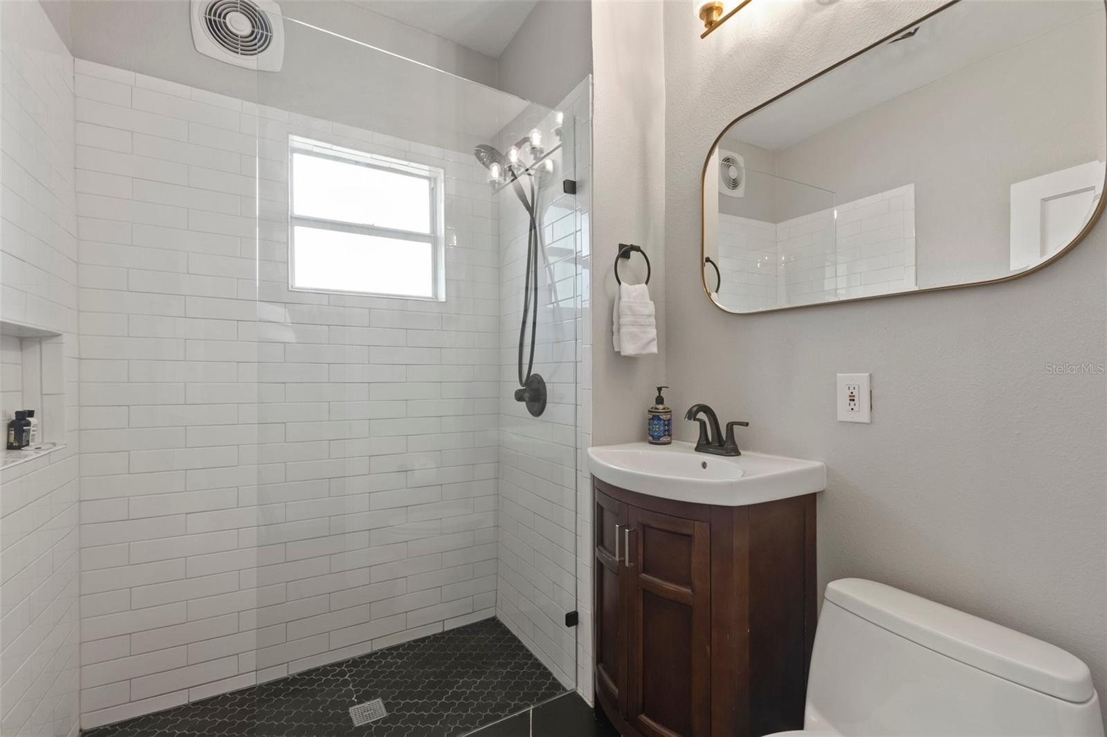 Image 18 of 47 For 812 River Heights Avenue