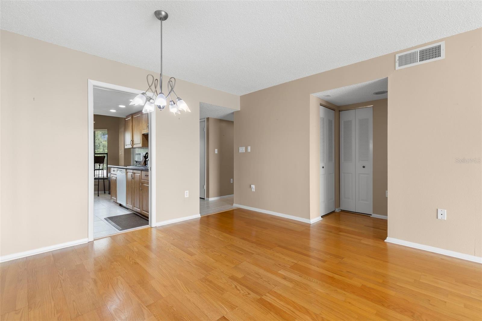 Image 9 of 50 For 1324 Pasadena Avenue S 202
