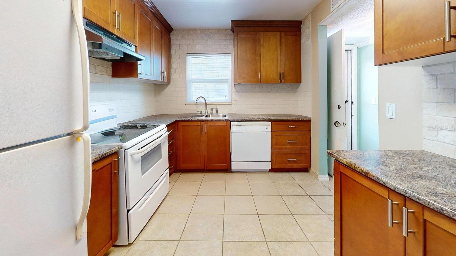 Image 8 of 74 For 1524 Lakeview Rd  306