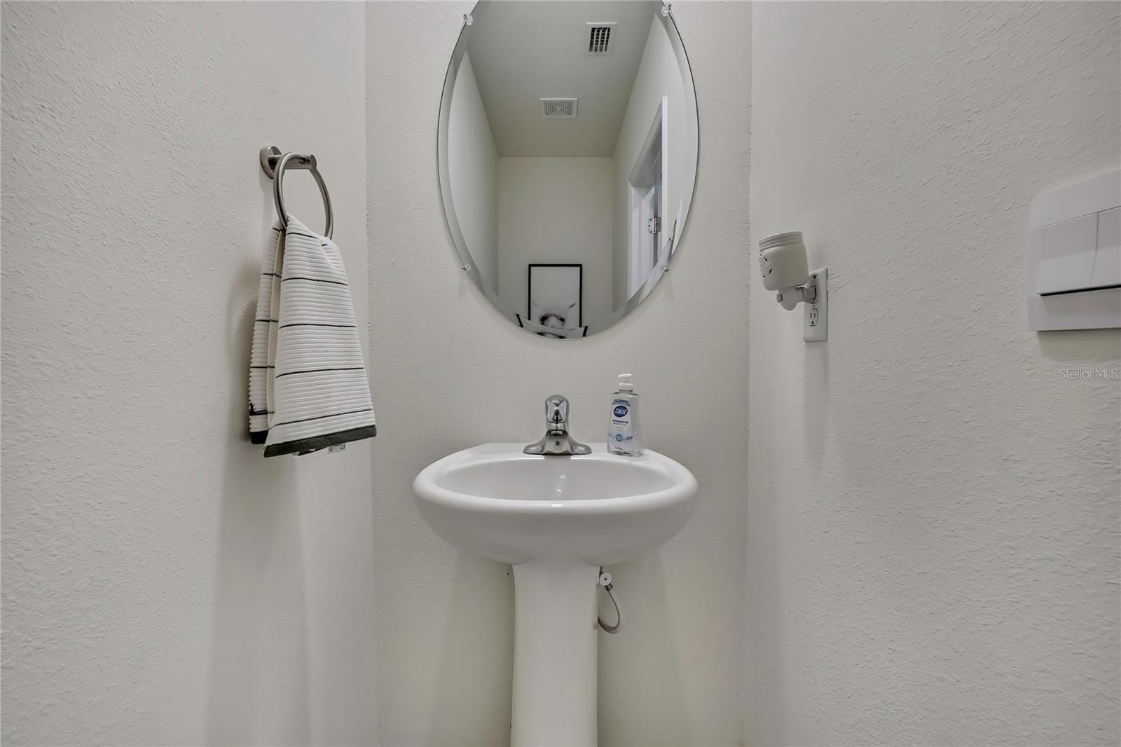 Image 20 of 67 For 16662 Maude Drive