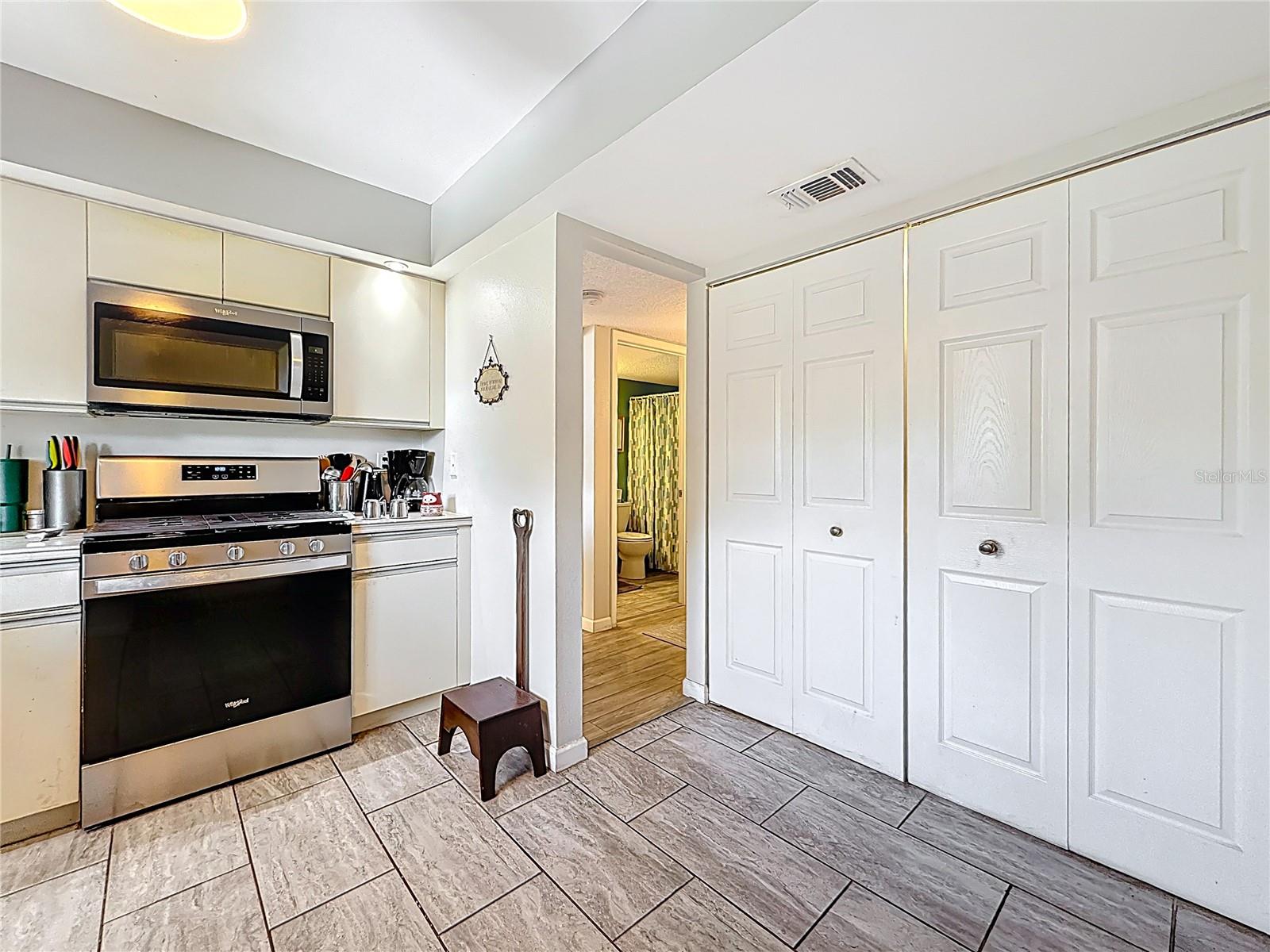Image 7 of 51 For 5920 80th Street N 406