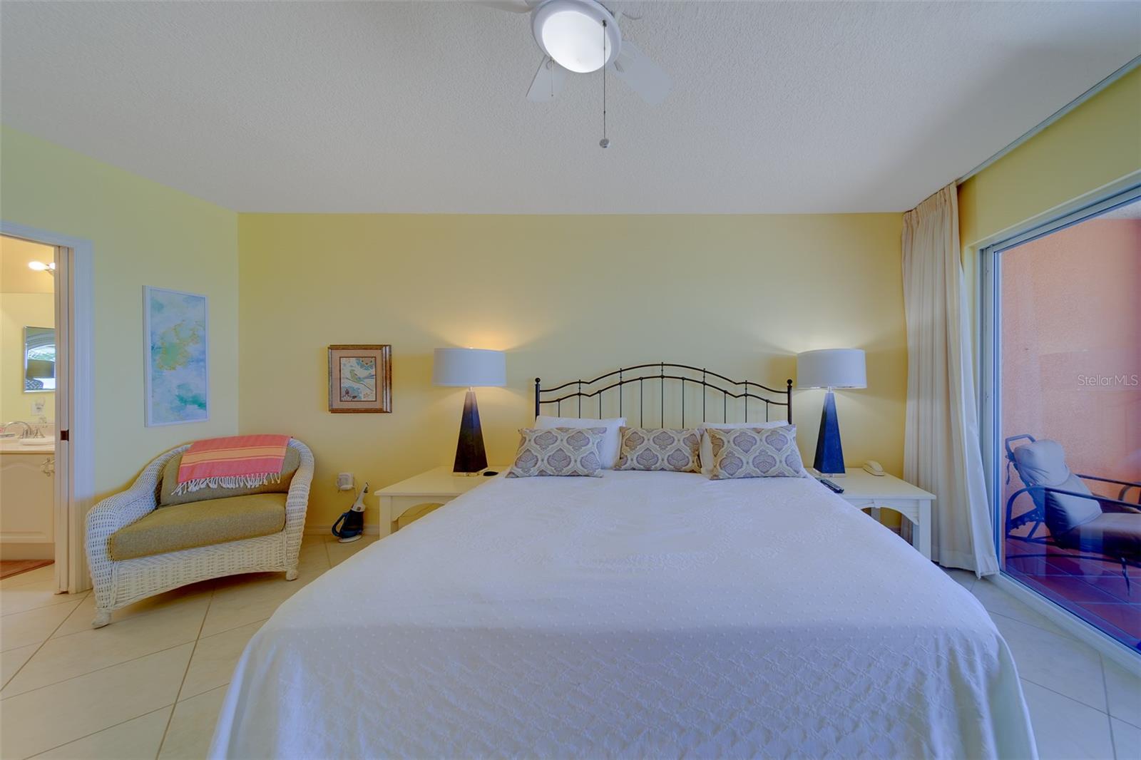 Image 24 of 67 For 16450 Gulf Boulevard 564