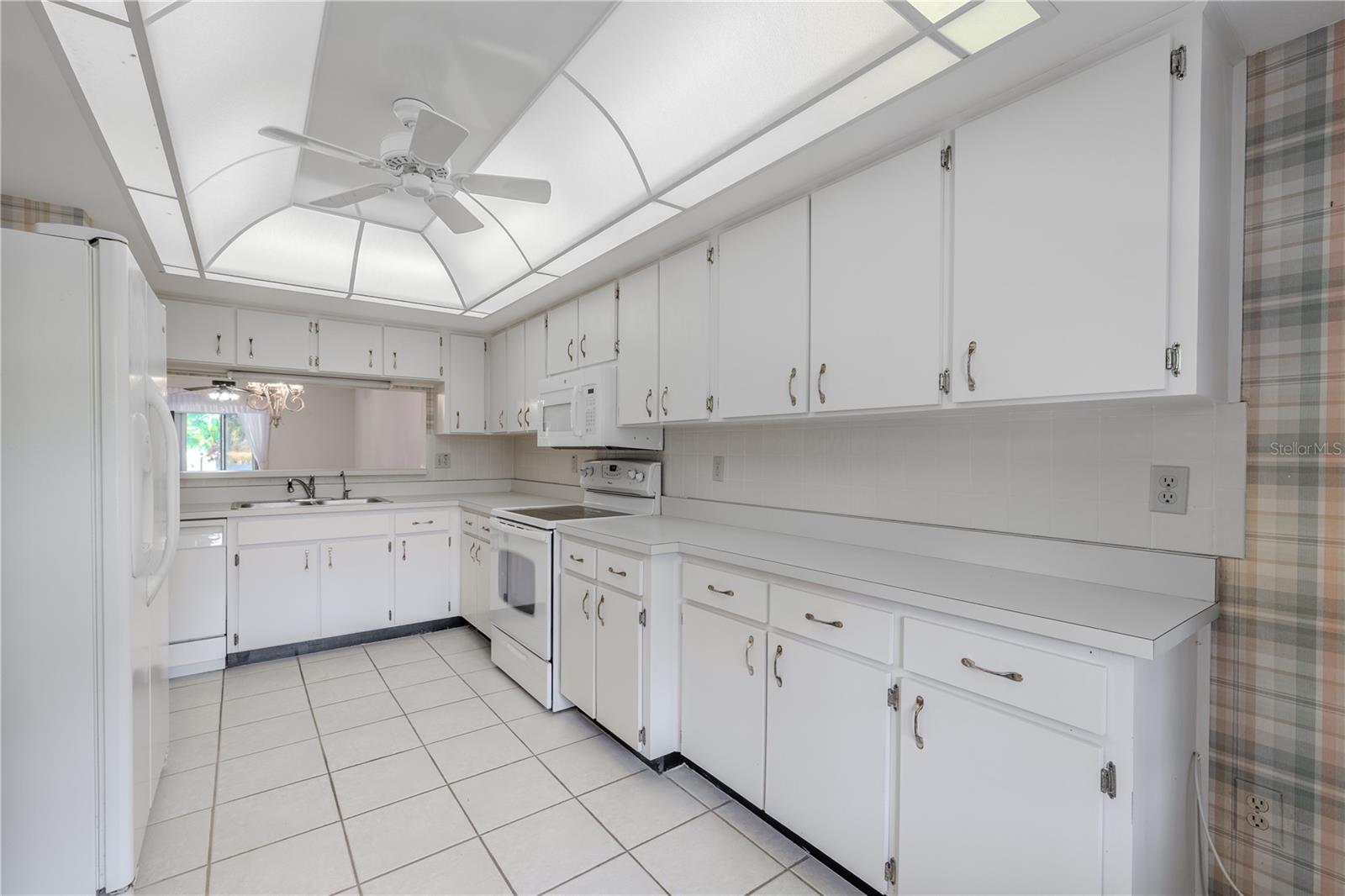 Image 11 of 51 For 2040 Lakeview Drive 101