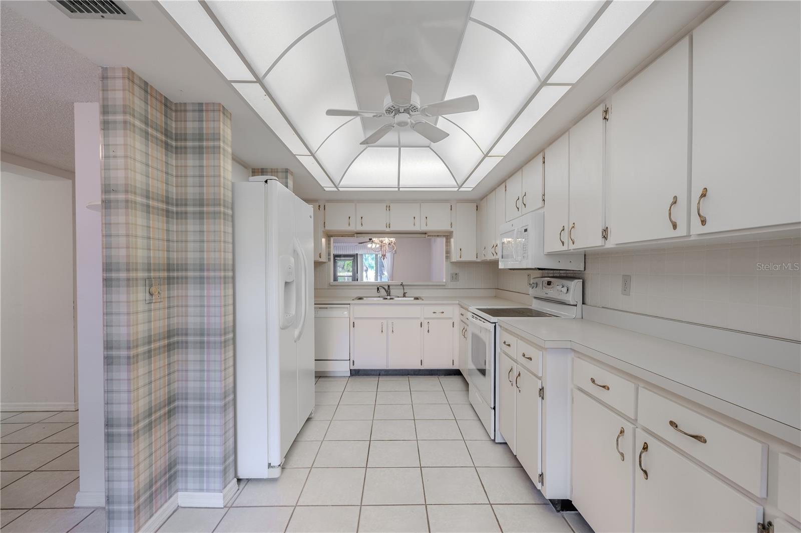 Image 12 of 51 For 2040 Lakeview Drive 101