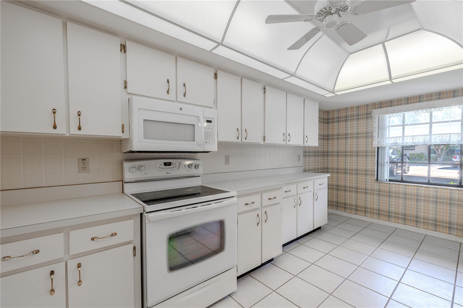 Image 2 of 51 For 2040 Lakeview Drive 101