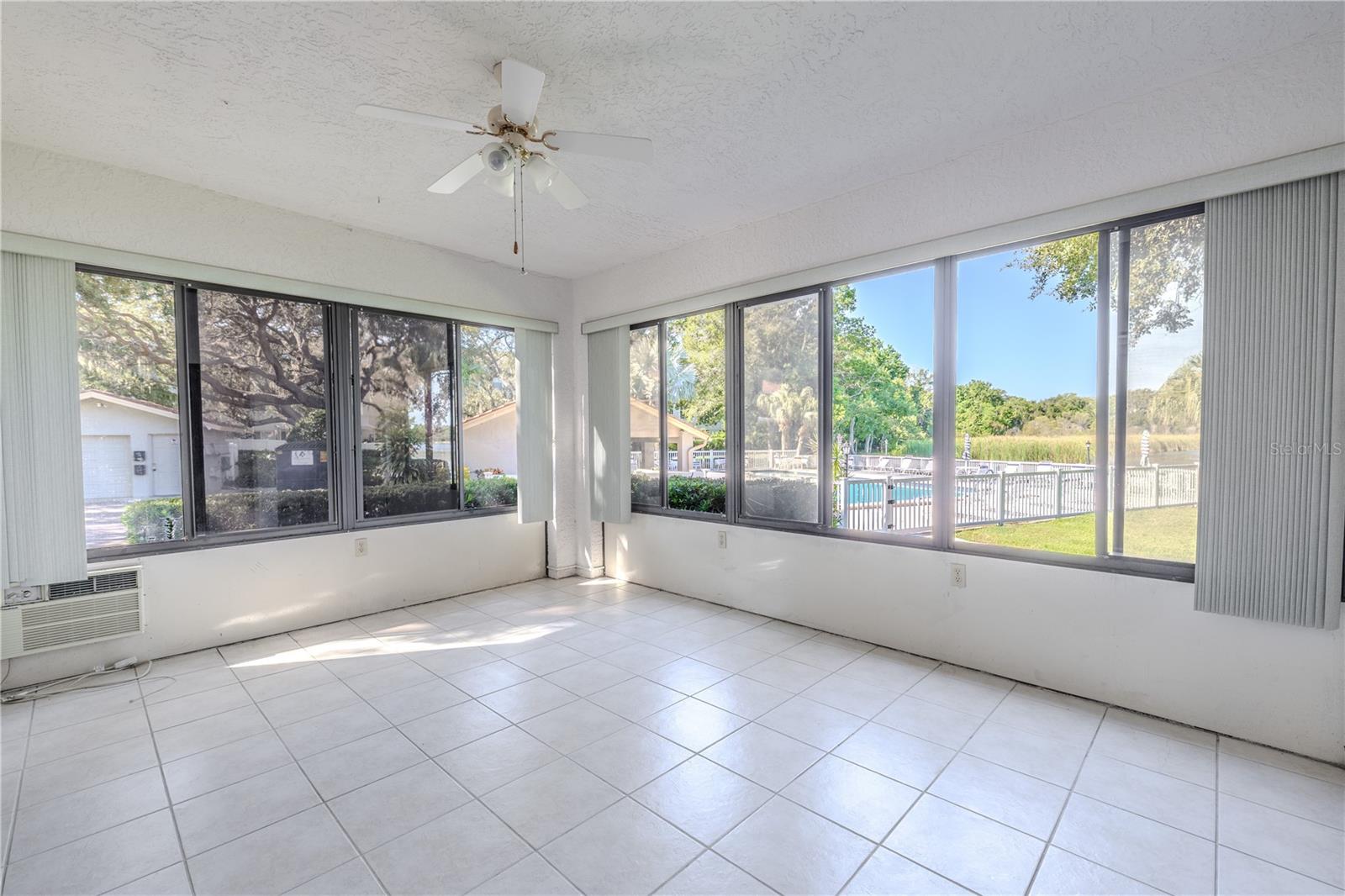 Image 20 of 51 For 2040 Lakeview Drive 101
