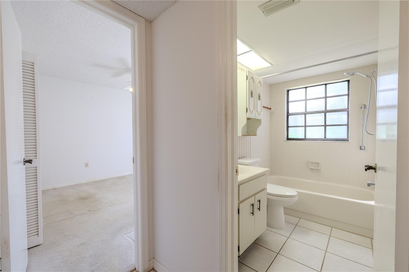 Image 33 of 51 For 2040 Lakeview Drive 101