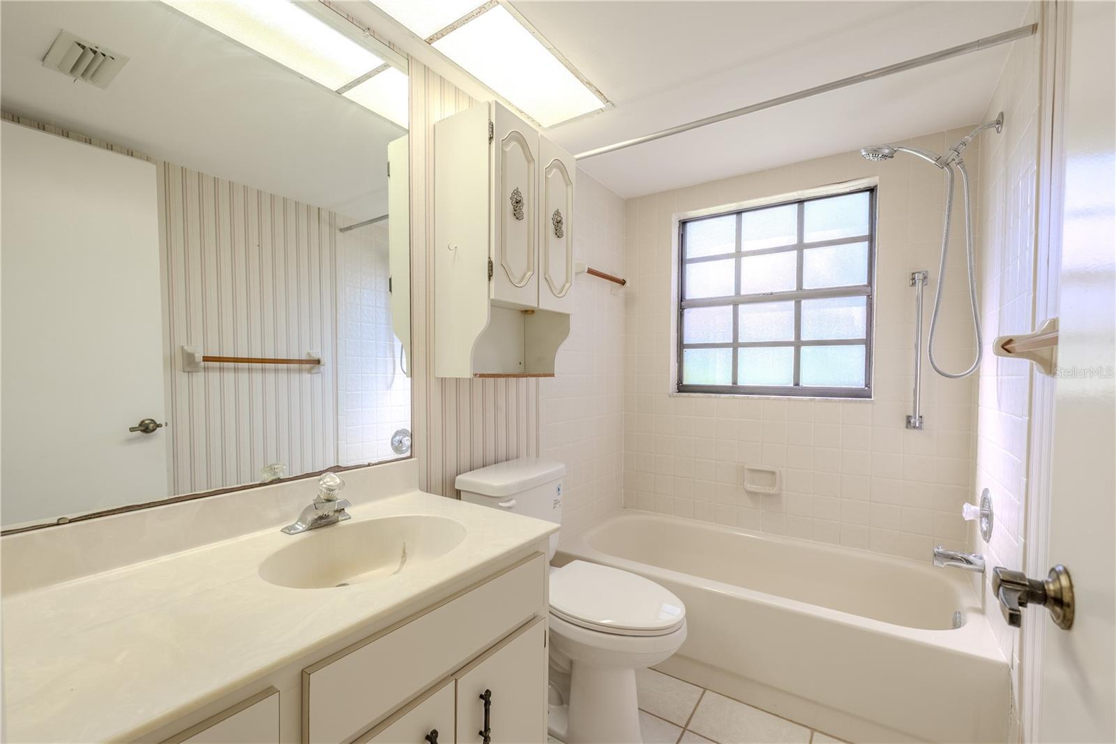 Image 34 of 51 For 2040 Lakeview Drive 101