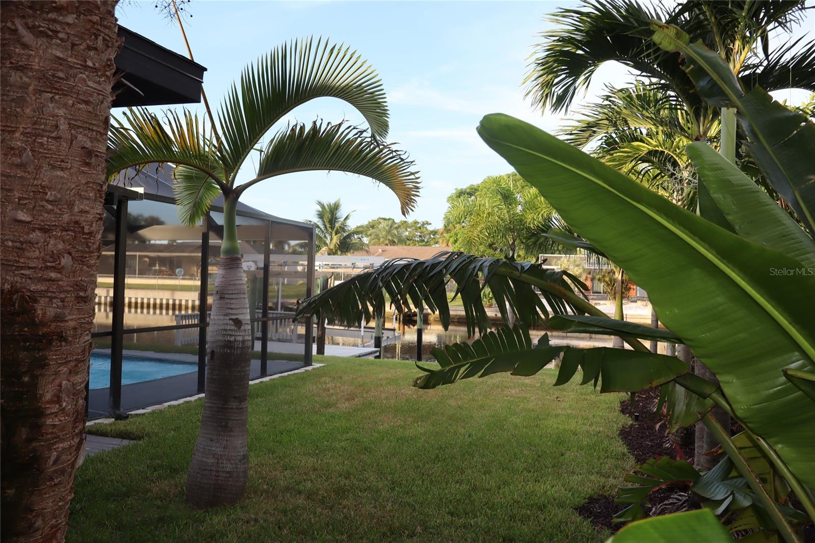 Listing photo id 66 for 1019 Spindle Palm Way