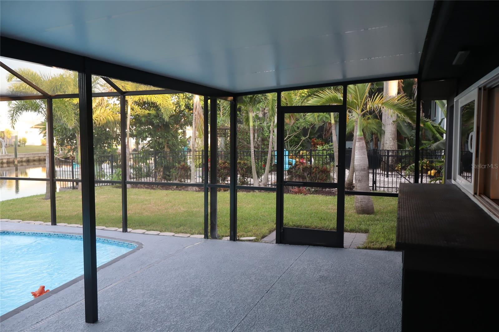 Listing photo id 70 for 1019 Spindle Palm Way