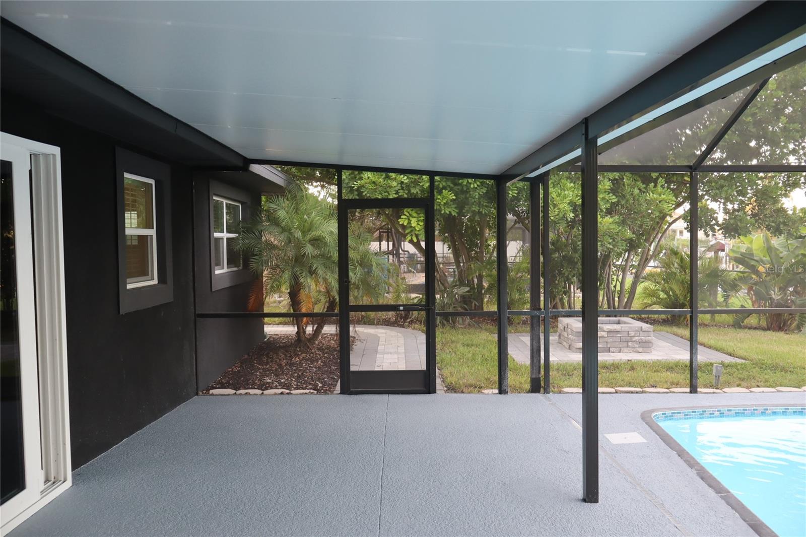 Listing photo id 71 for 1019 Spindle Palm Way