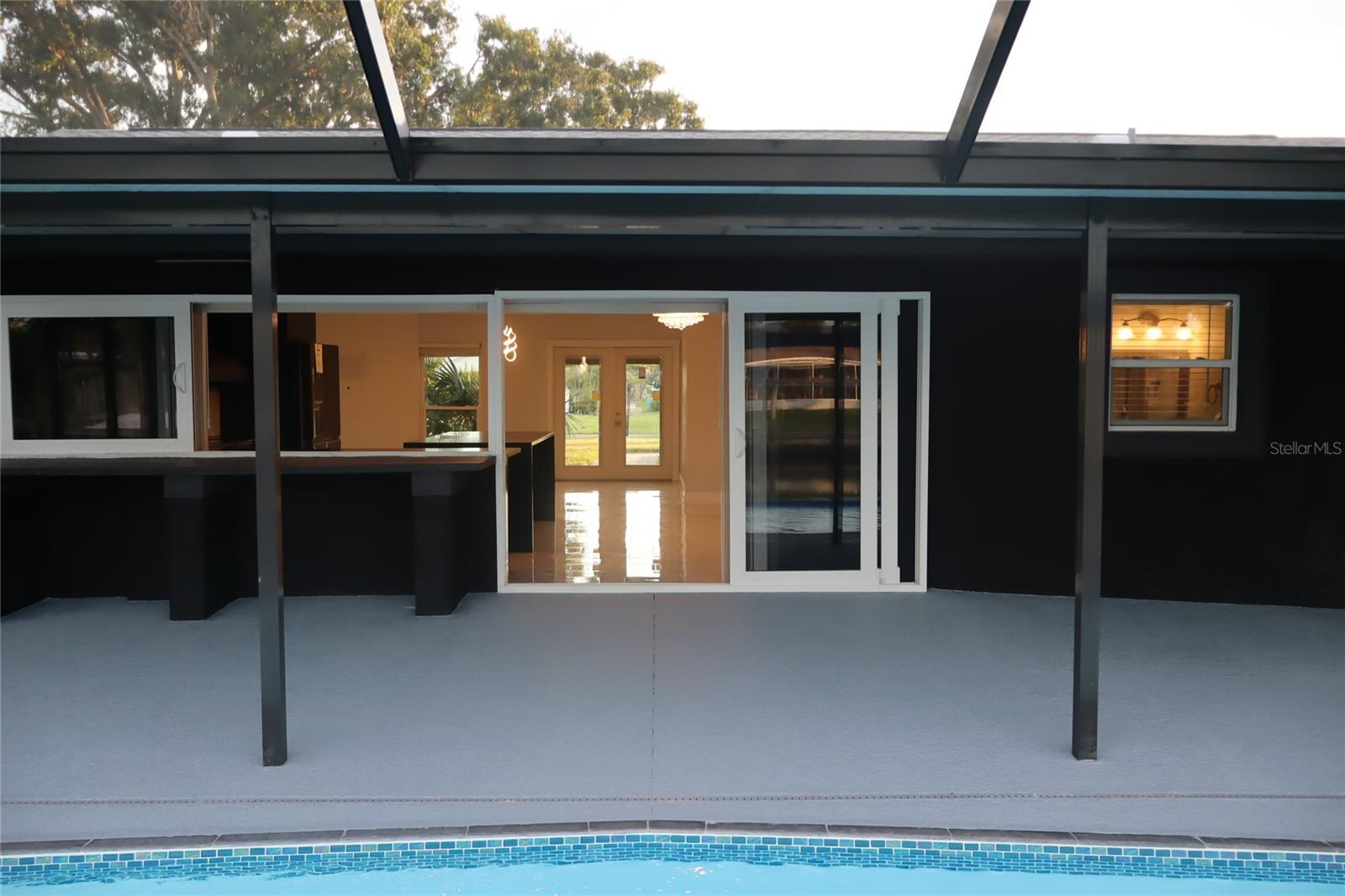 Listing photo id 76 for 1019 Spindle Palm Way