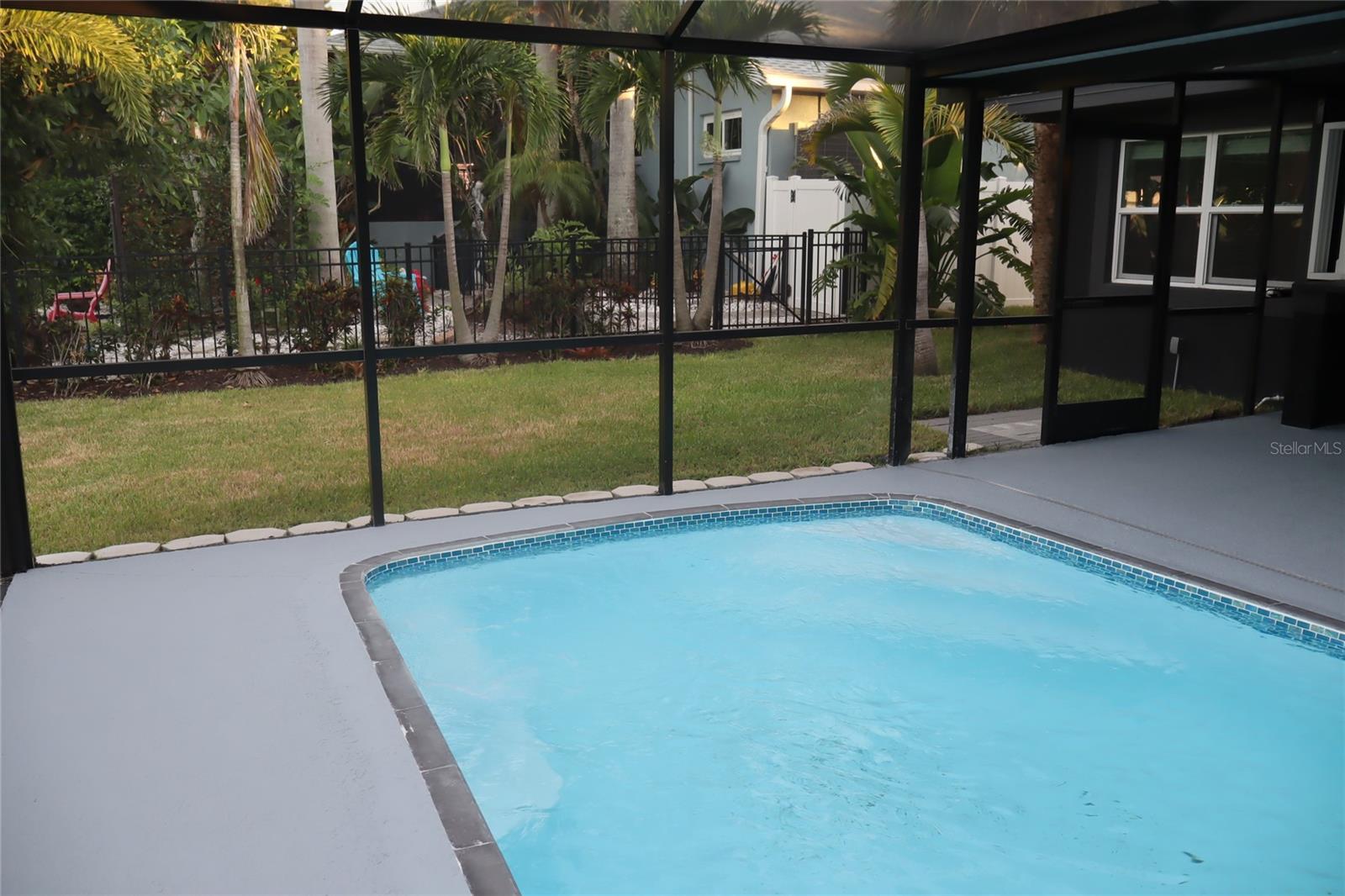 Listing photo id 77 for 1019 Spindle Palm Way
