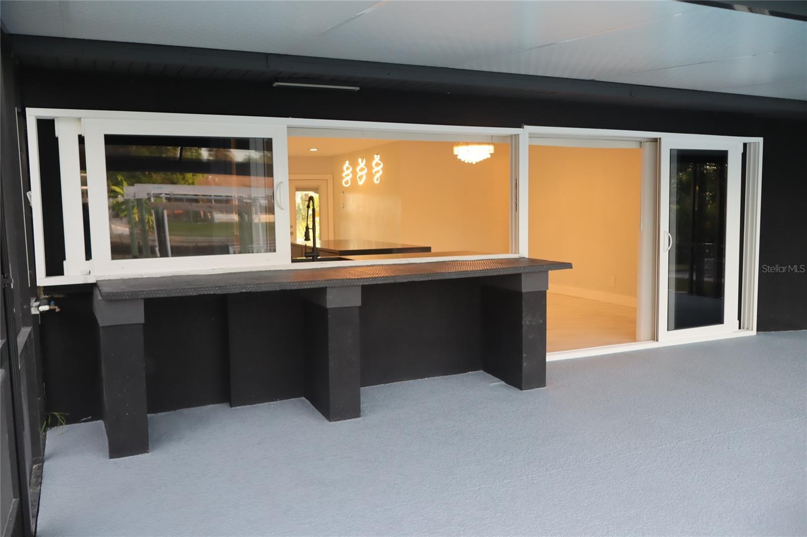 Listing photo id 78 for 1019 Spindle Palm Way