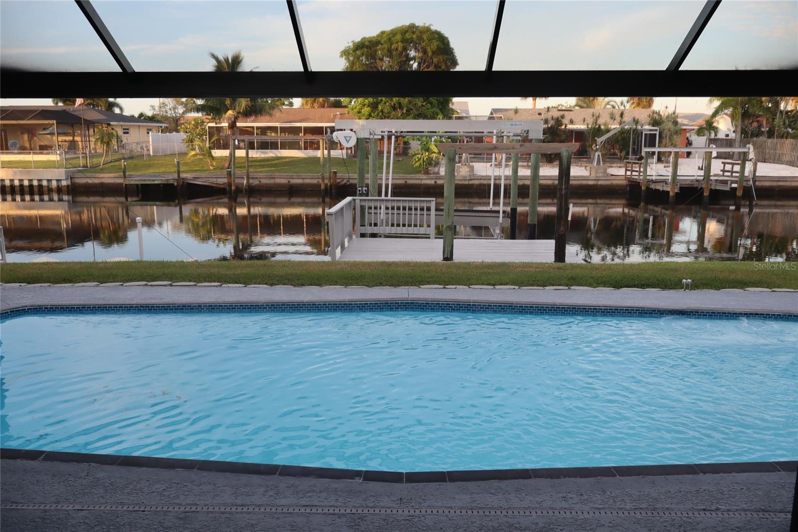 Listing photo id 81 for 1019 Spindle Palm Way