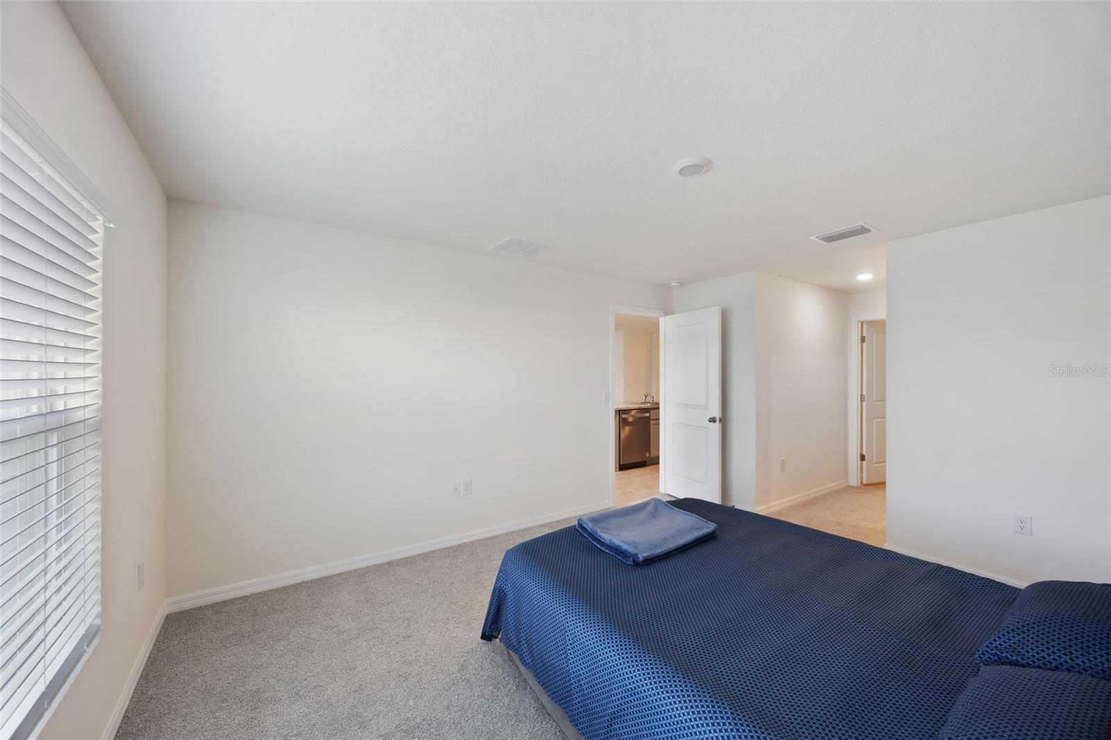 Listing photo id 11 for 11517 Timber Grove Lane