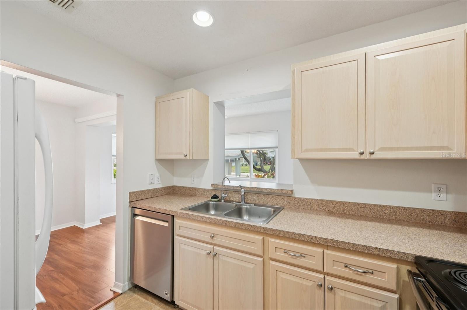 Image 11 of 57 For 214 Gloucester Boulevard