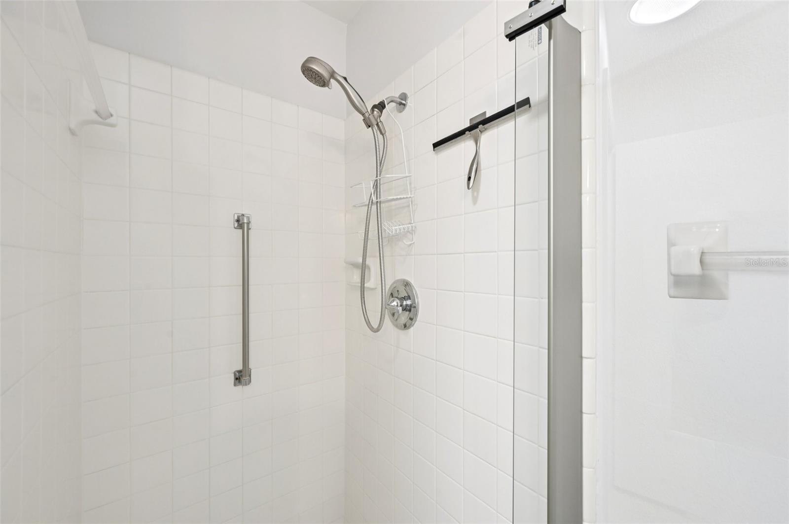 Image 18 of 57 For 214 Gloucester Boulevard