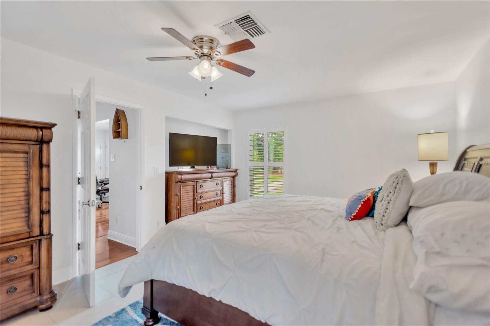 Image 16 of 26 For 1090 Seville Drive 29