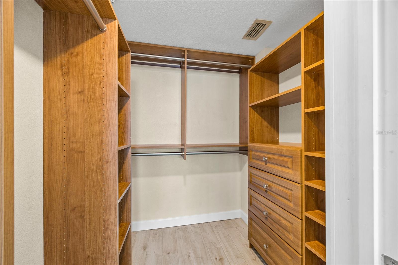 Listing photo id 19 for 17900 Gulf Boulevard 1e