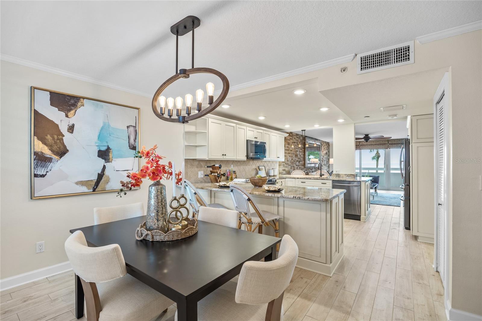 Listing photo id 3 for 17900 Gulf Boulevard 1e