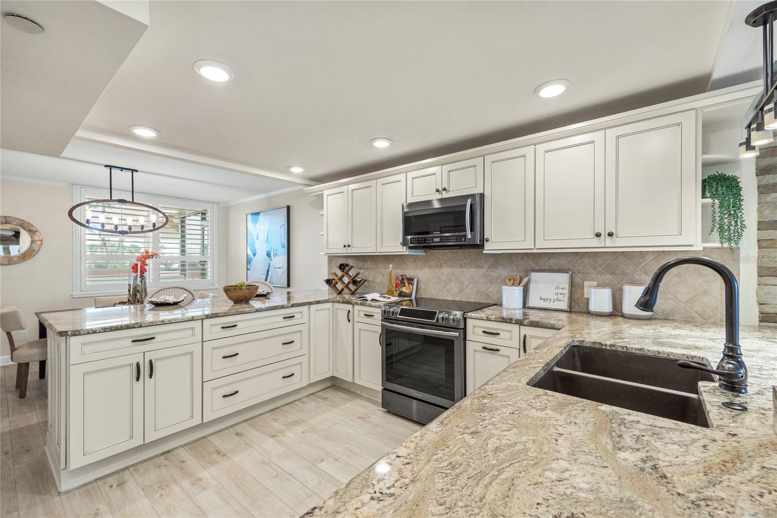 Listing photo id 5 for 17900 Gulf Boulevard 1e