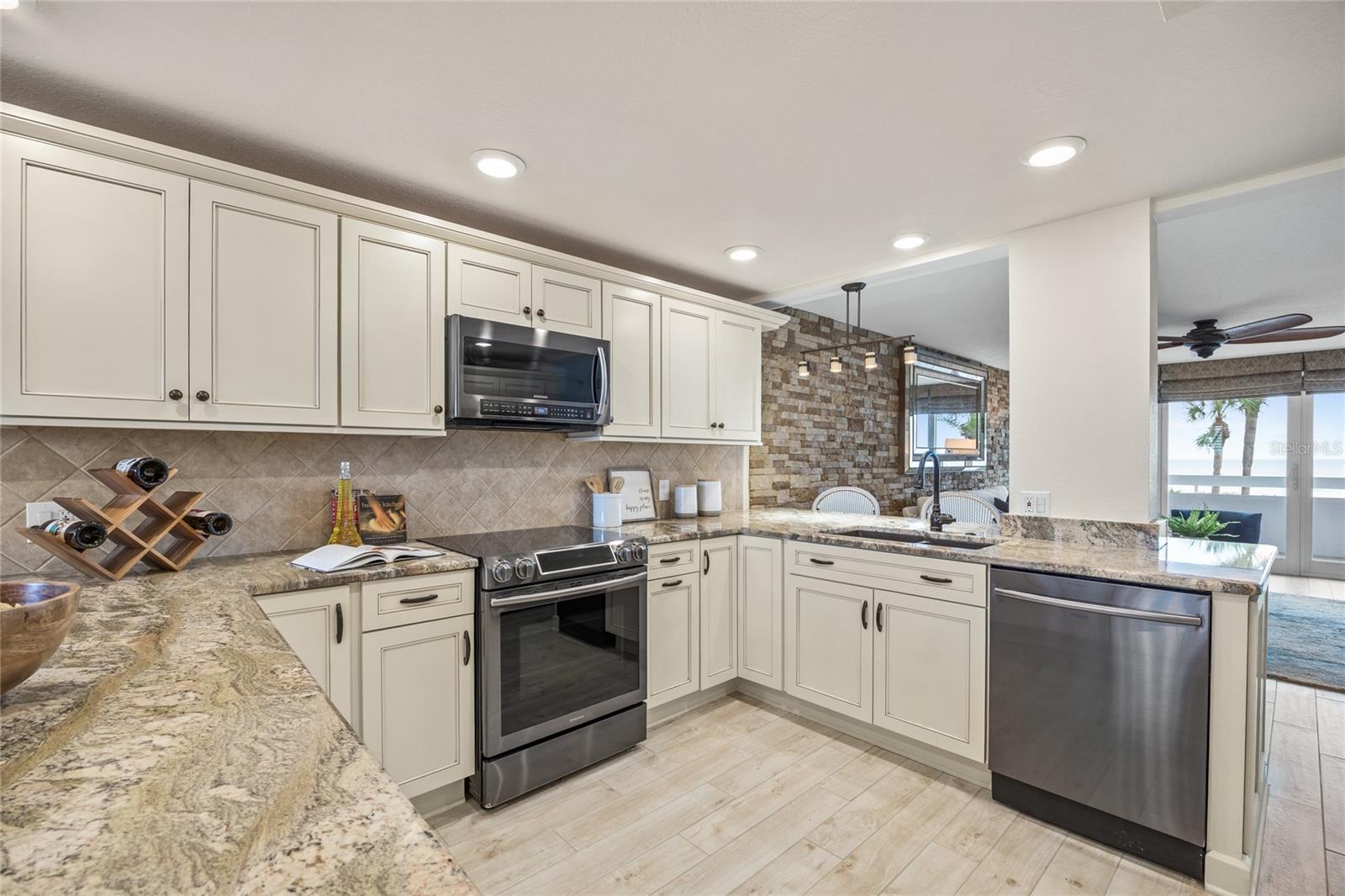 Listing photo id 6 for 17900 Gulf Boulevard 1e