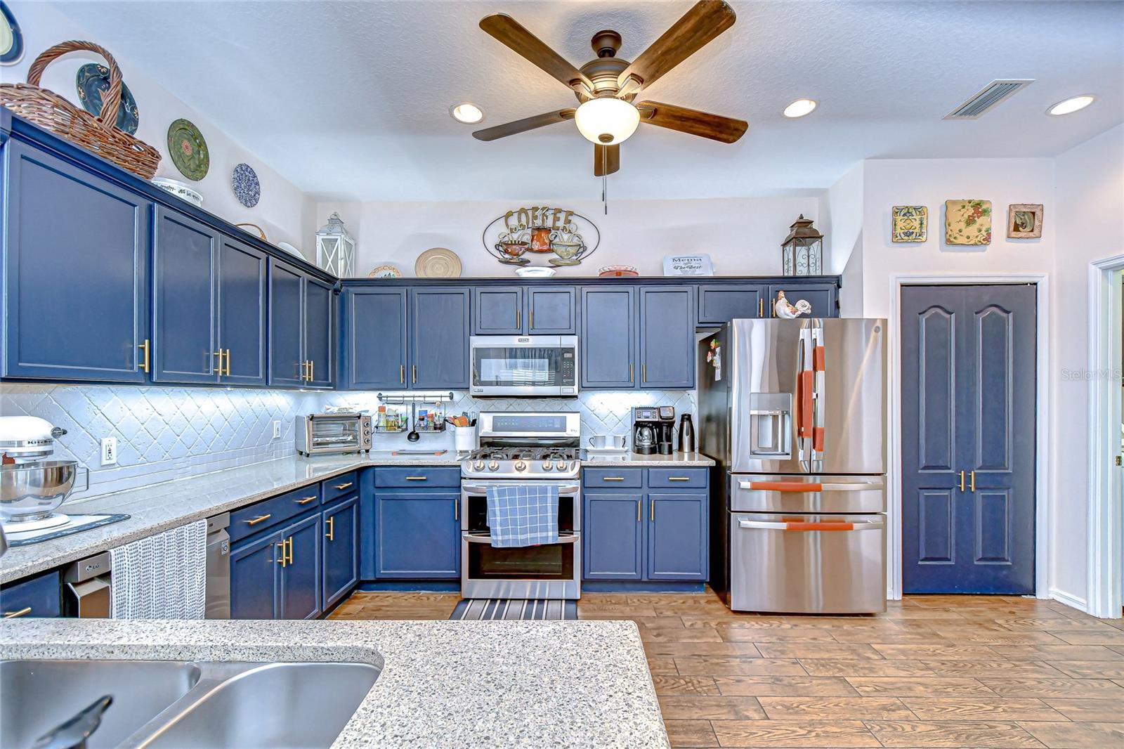 Listing photo id 11 for 5909 Sandhill Ridge Drive