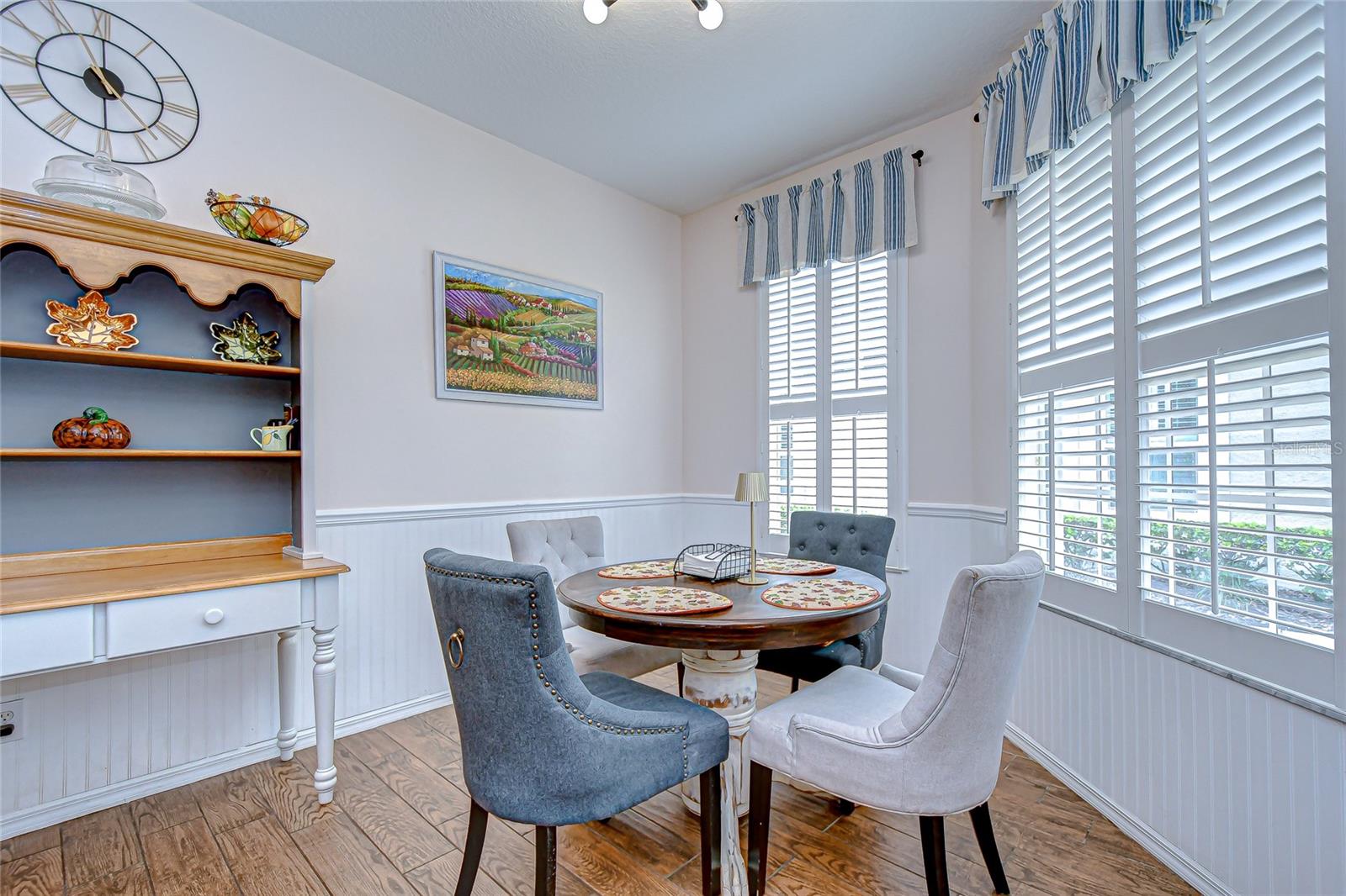 Listing photo id 14 for 5909 Sandhill Ridge Drive