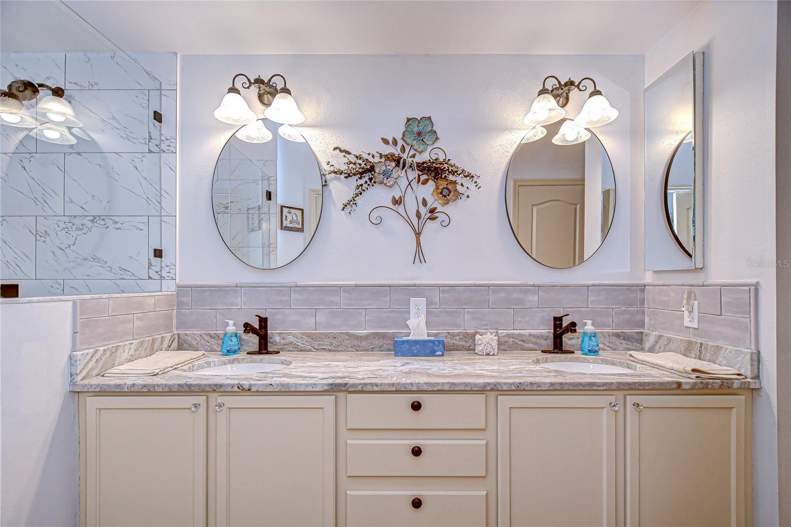 Listing photo id 17 for 5909 Sandhill Ridge Drive