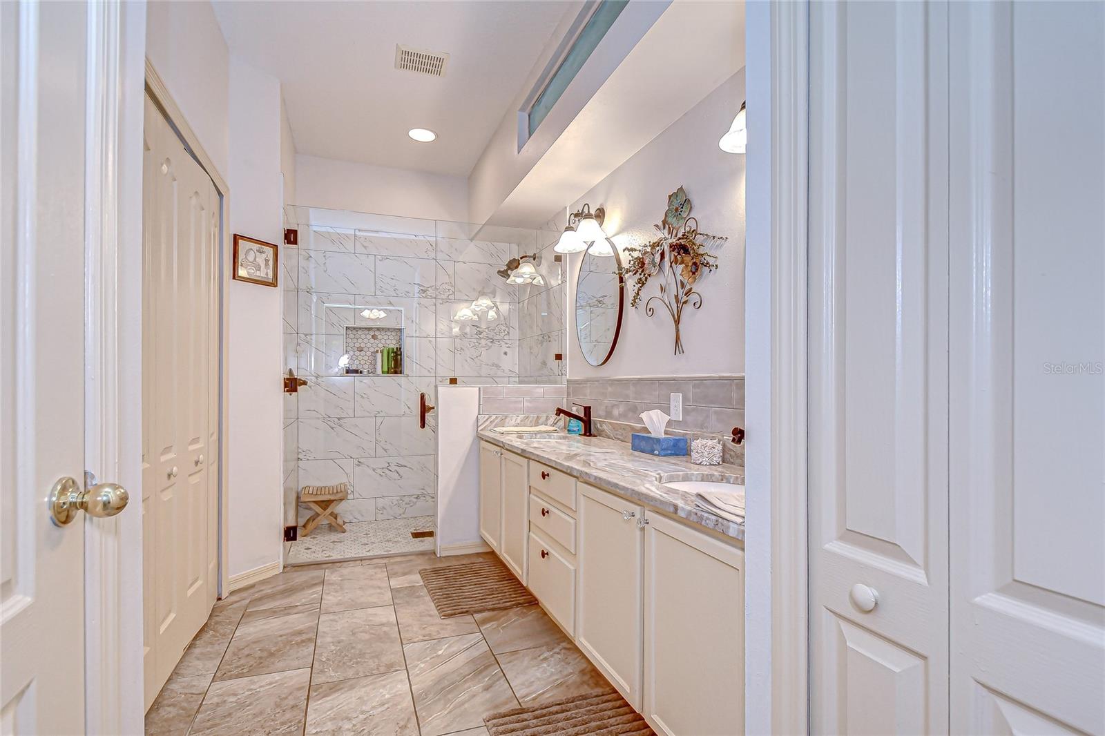 Listing photo id 18 for 5909 Sandhill Ridge Drive