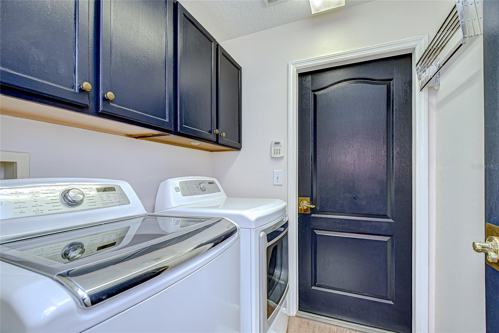Listing photo id 21 for 5909 Sandhill Ridge Drive