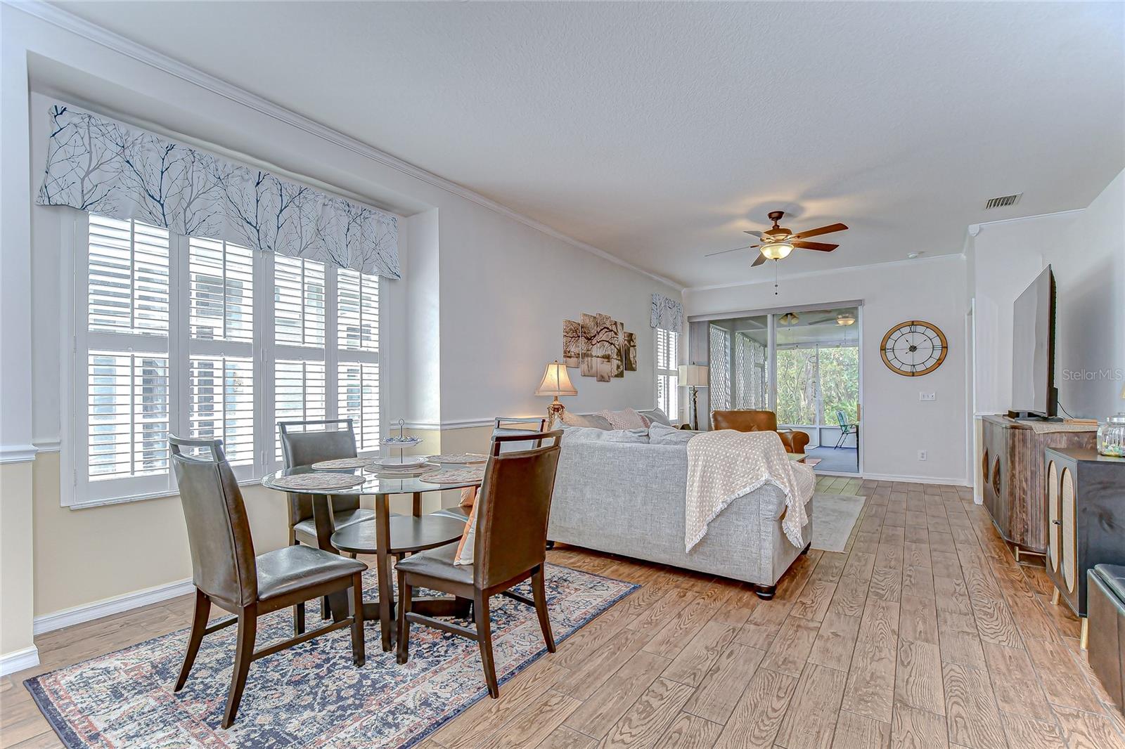 Listing photo id 4 for 5909 Sandhill Ridge Drive