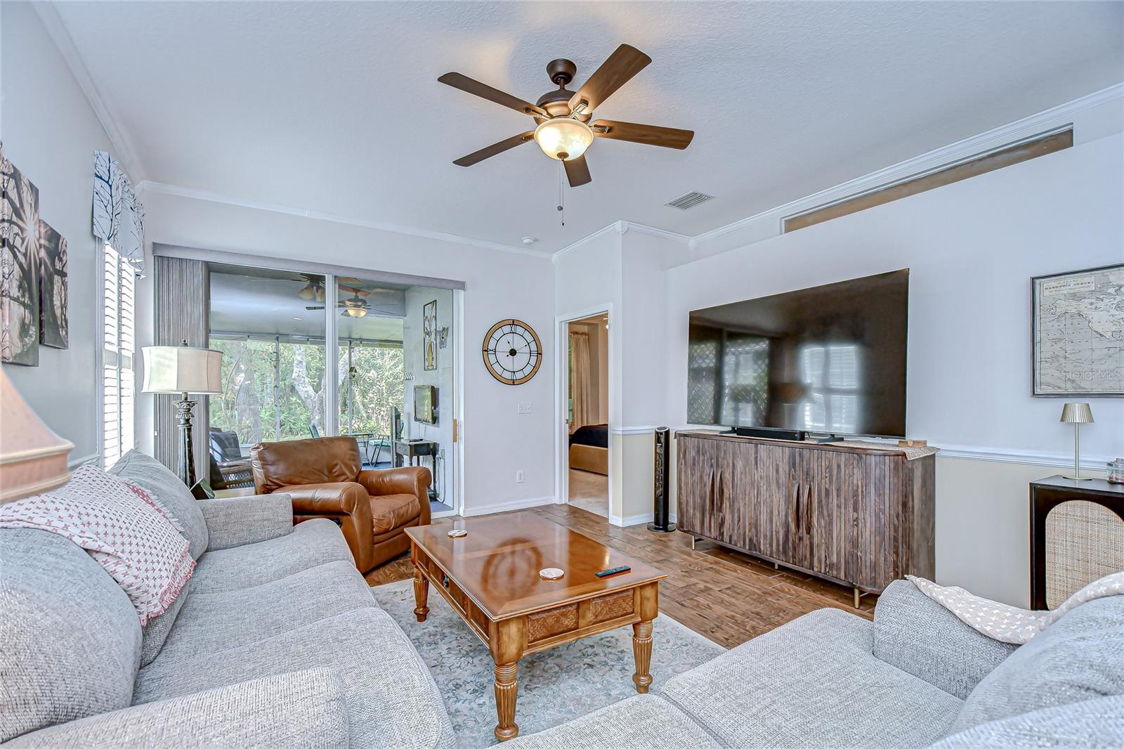 Listing photo id 7 for 5909 Sandhill Ridge Drive