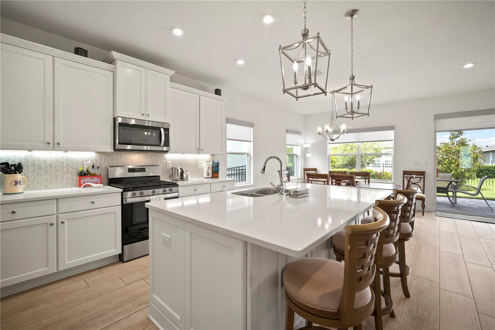 Listing photo id 9 for 5615 Silver Sun Drive