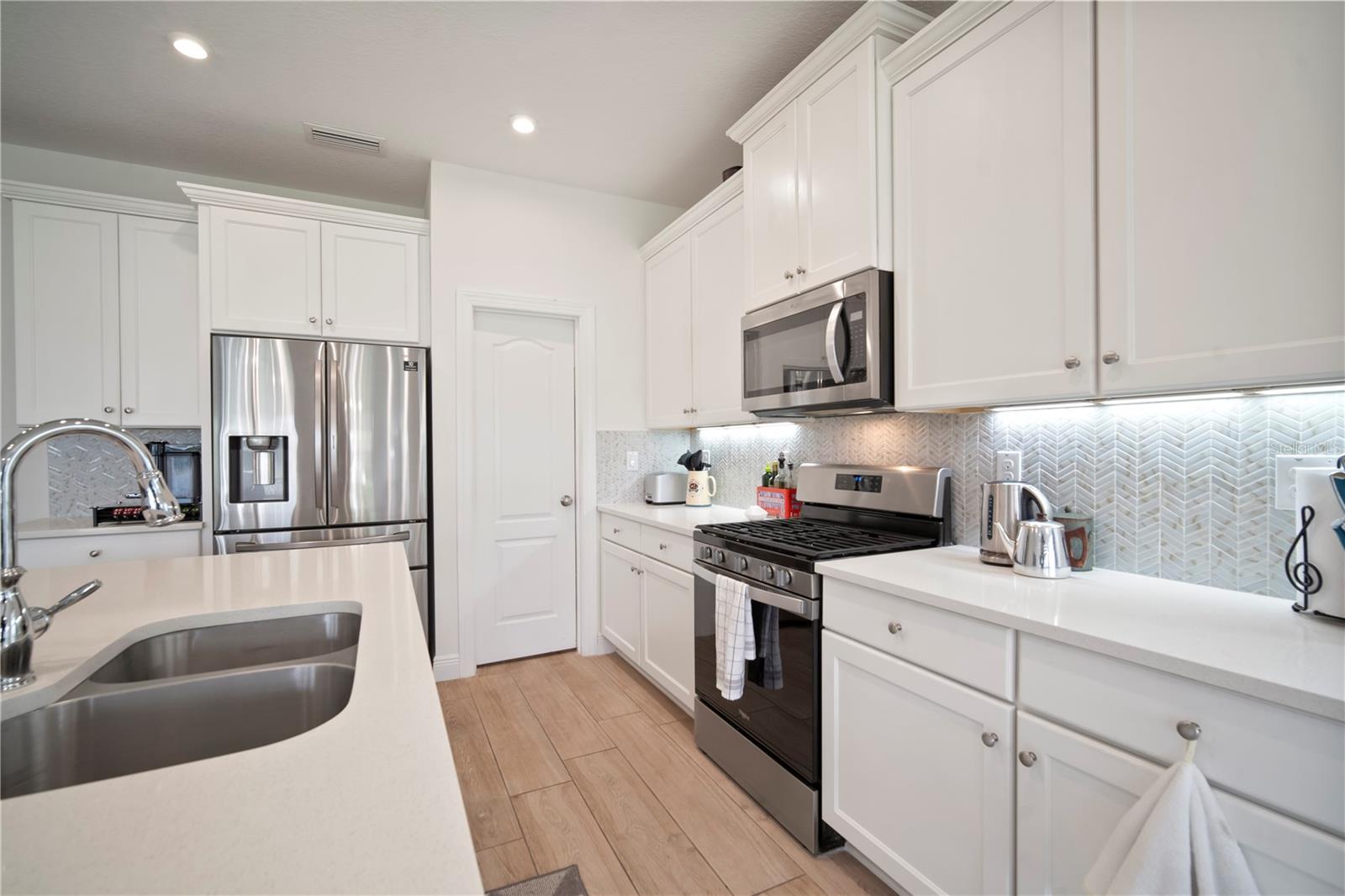 Listing photo id 12 for 5615 Silver Sun Drive