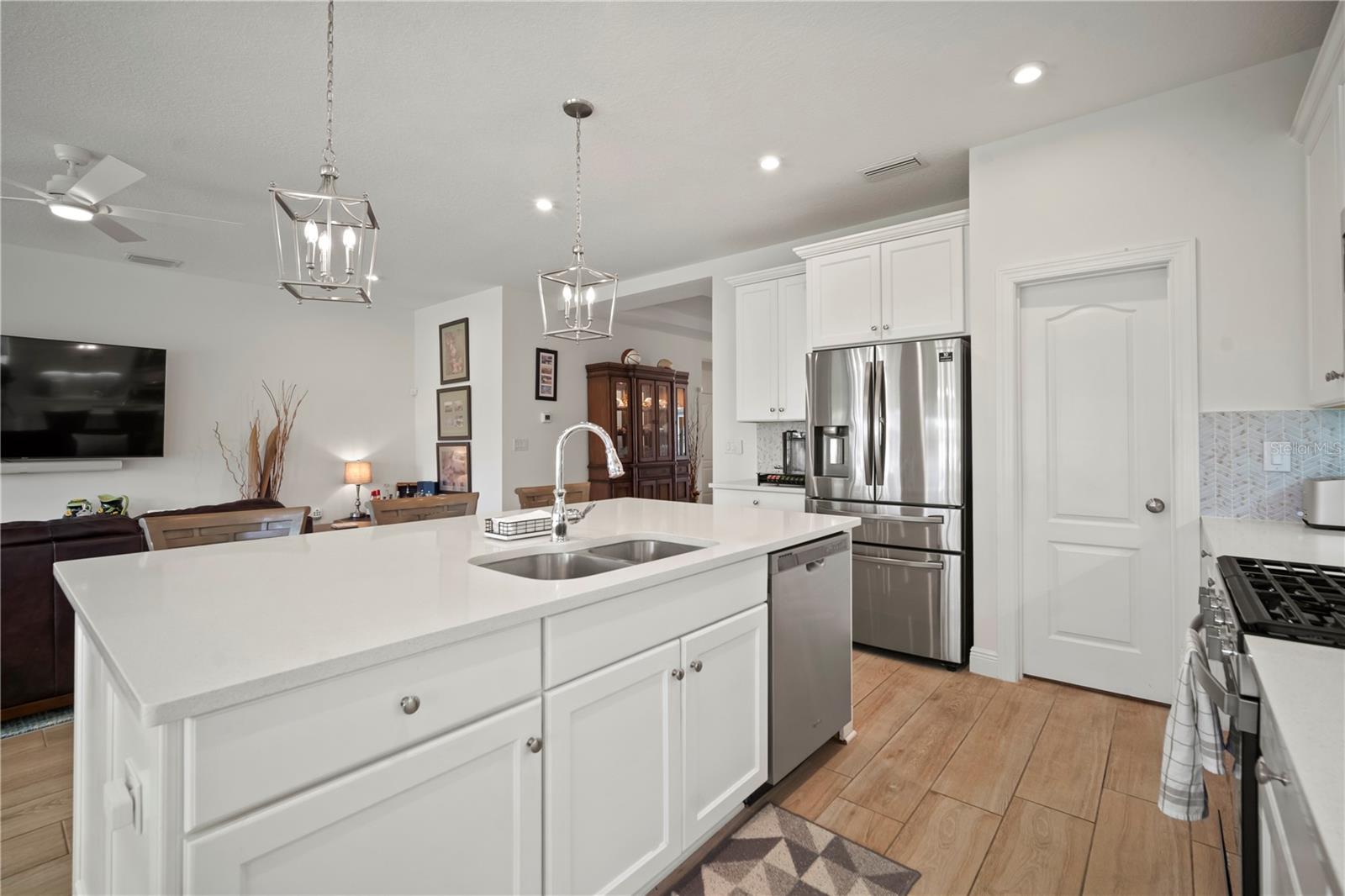 Listing photo id 13 for 5615 Silver Sun Drive