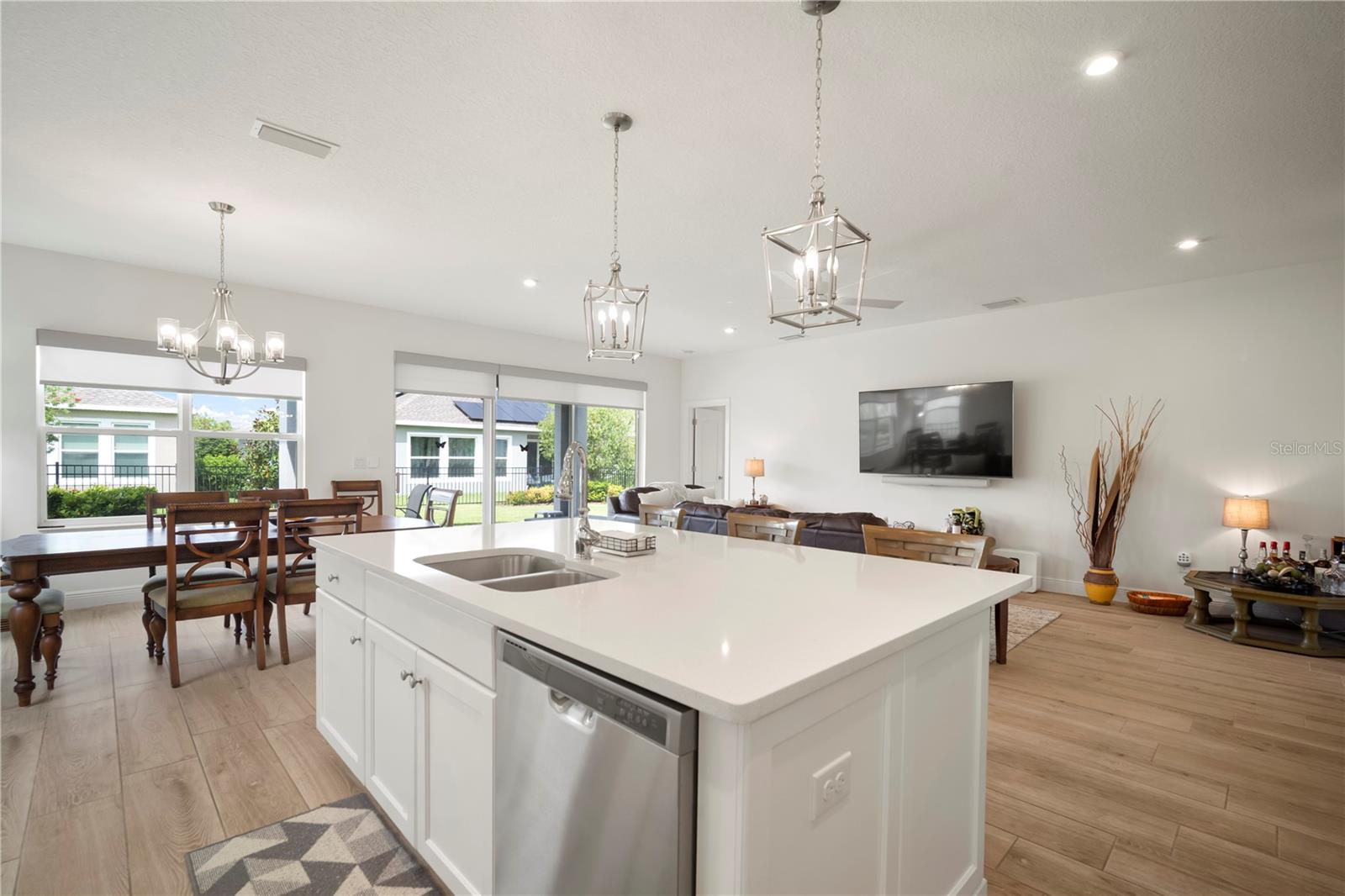 Listing photo id 14 for 5615 Silver Sun Drive