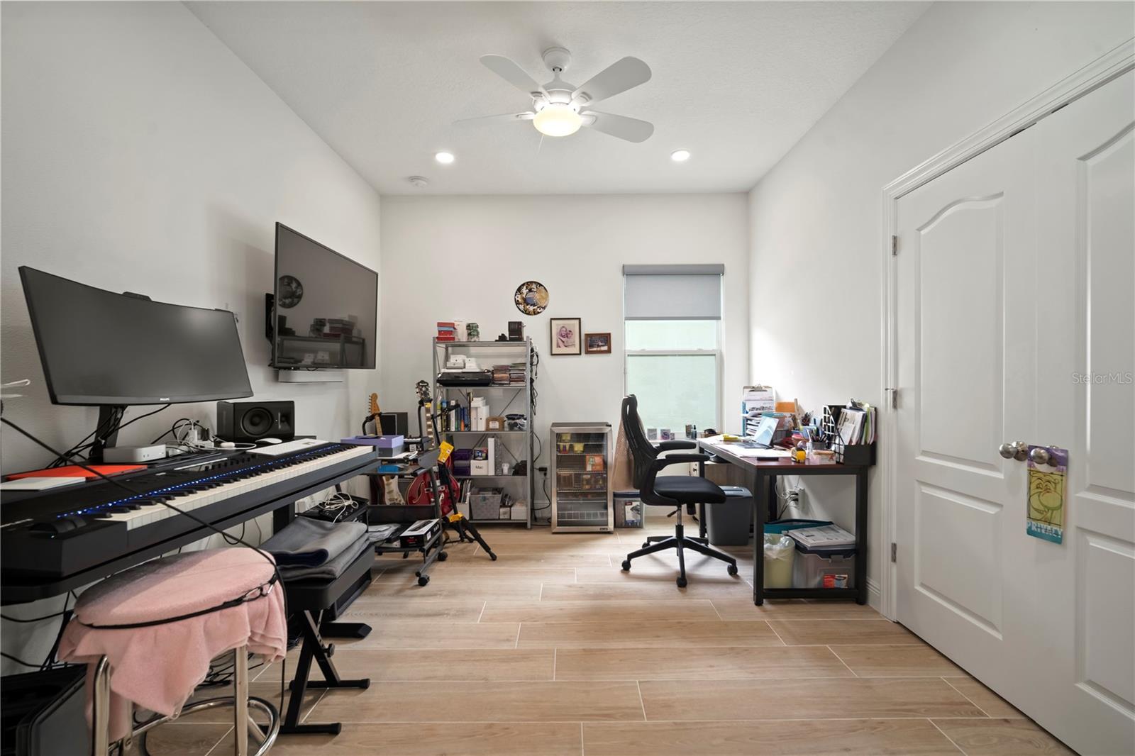 Listing photo id 6 for 5615 Silver Sun Drive