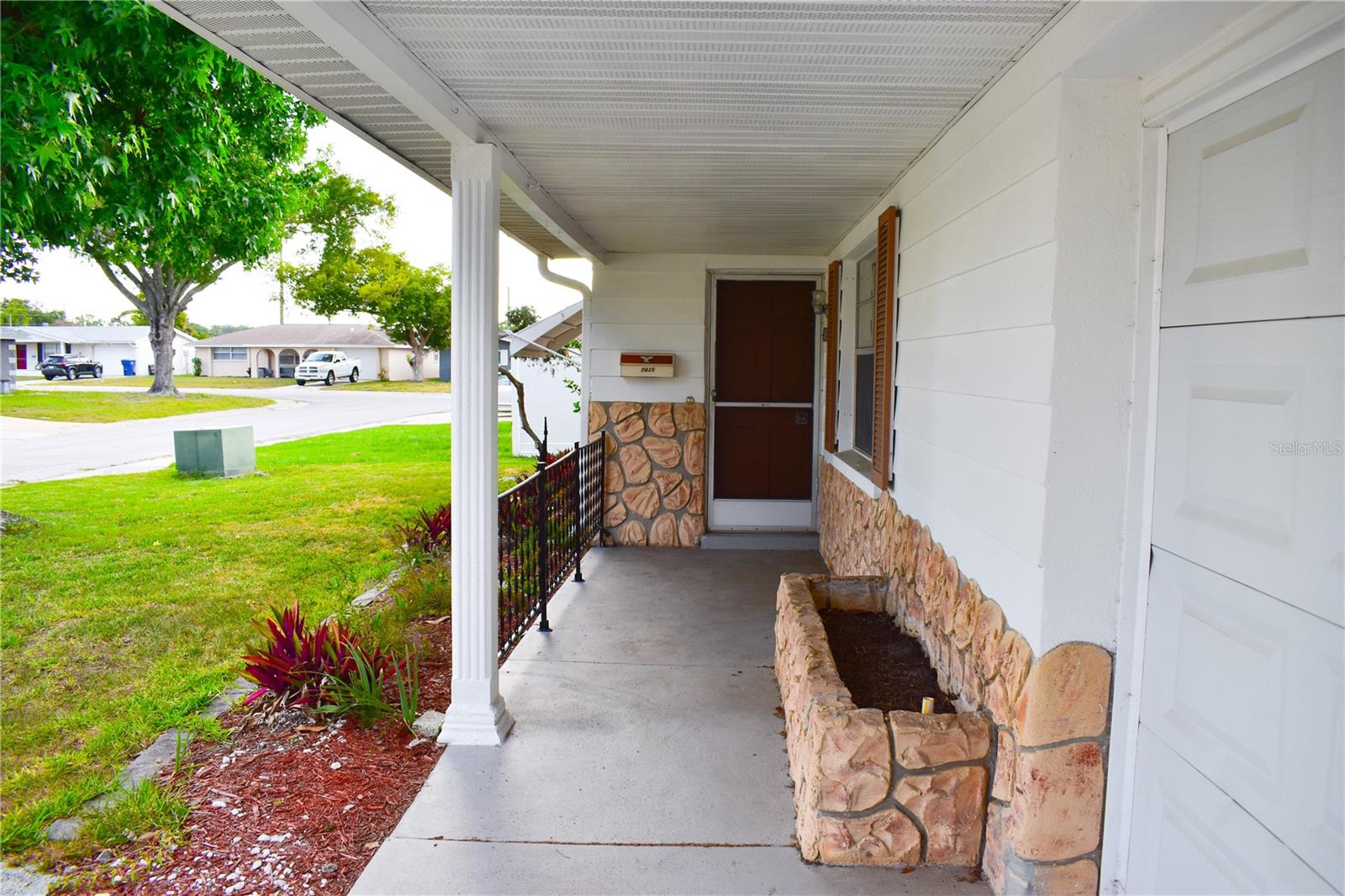 Image 2 of 19 For 7435 Hollyridge Drive