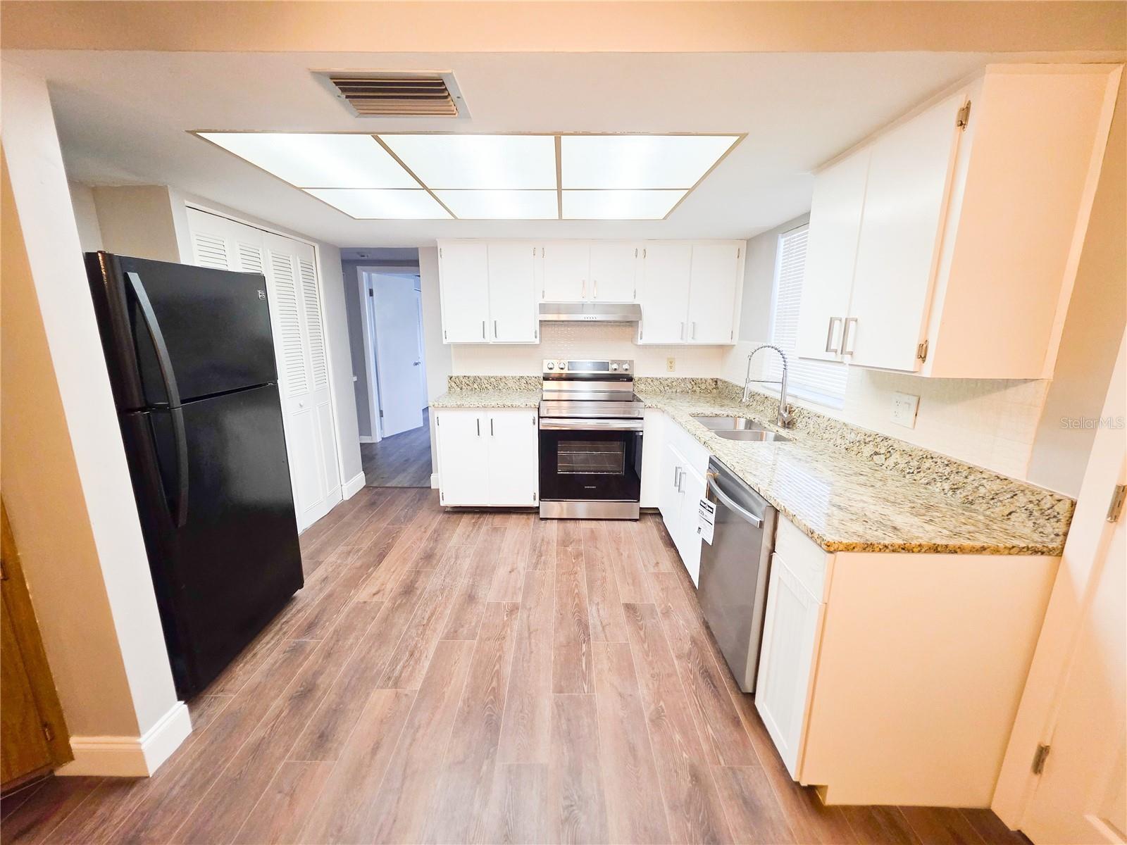Image 6 of 19 For 7435 Hollyridge Drive