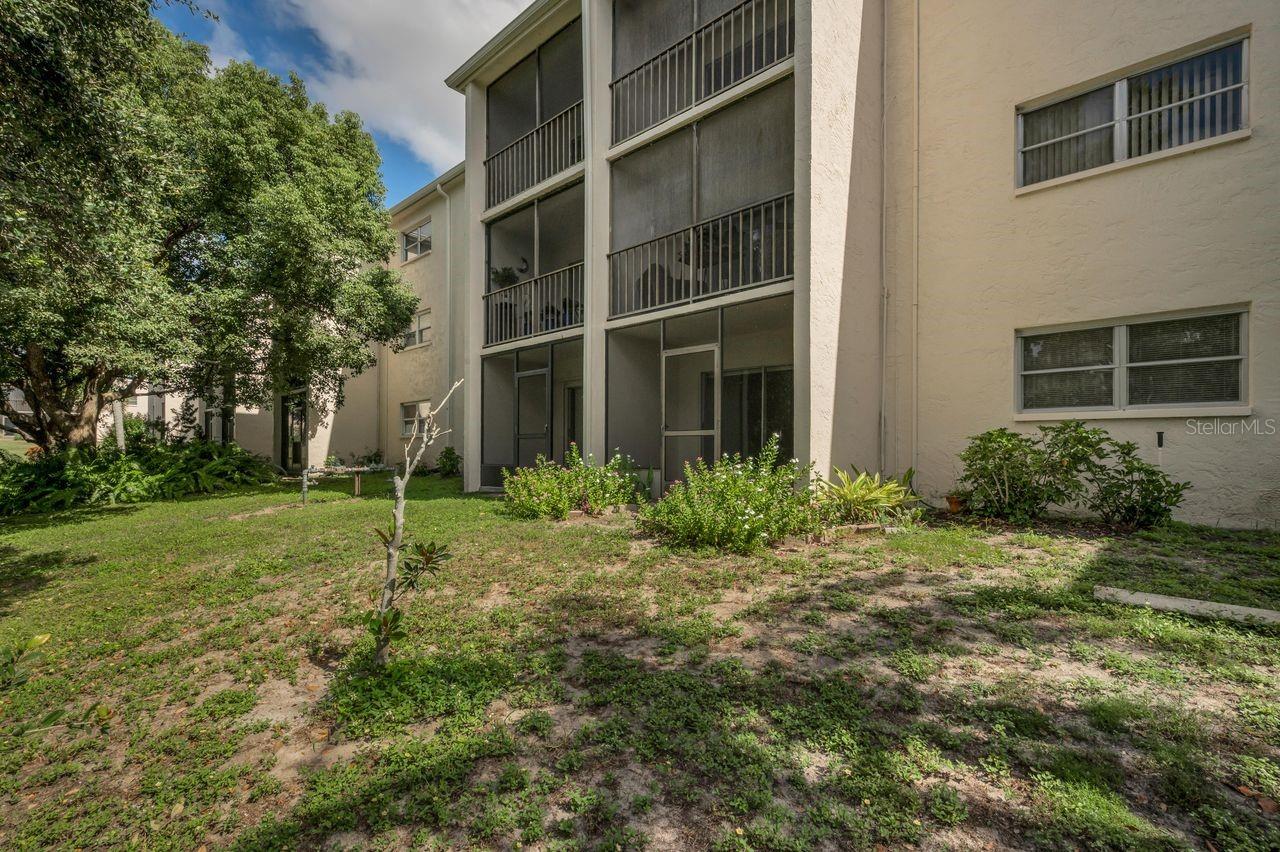 Image 27 of 46 For 860 Virginia Street 105