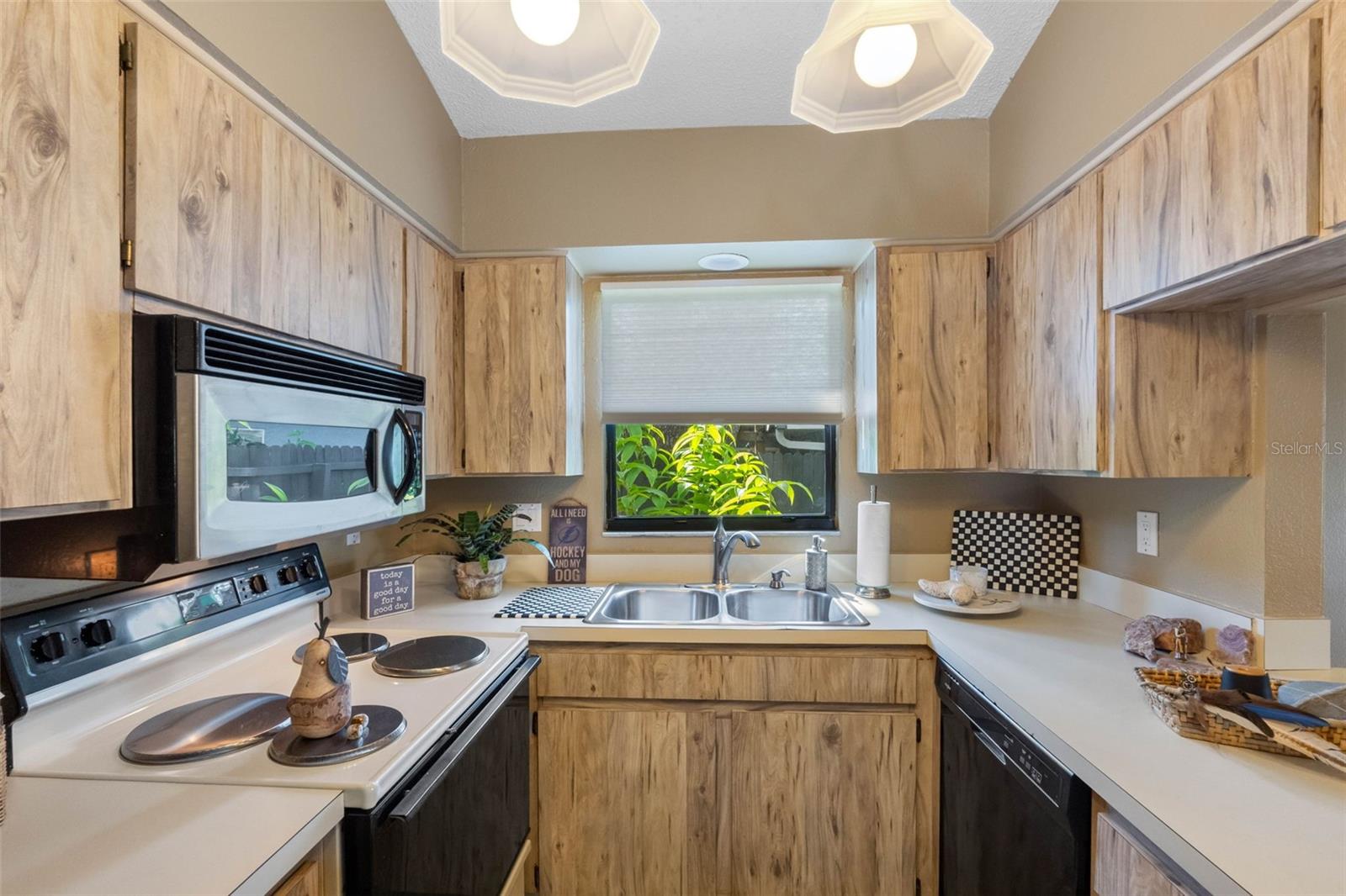Image 20 of 30 For 50 Irwin Street W