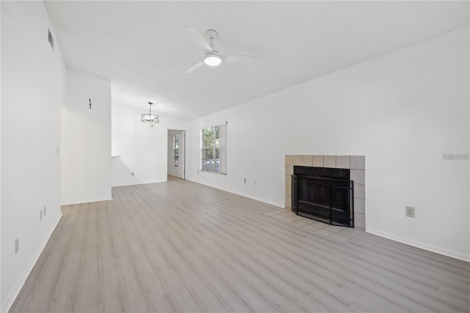 Image 4 of 19 For 4004 Dream Oak Place 203