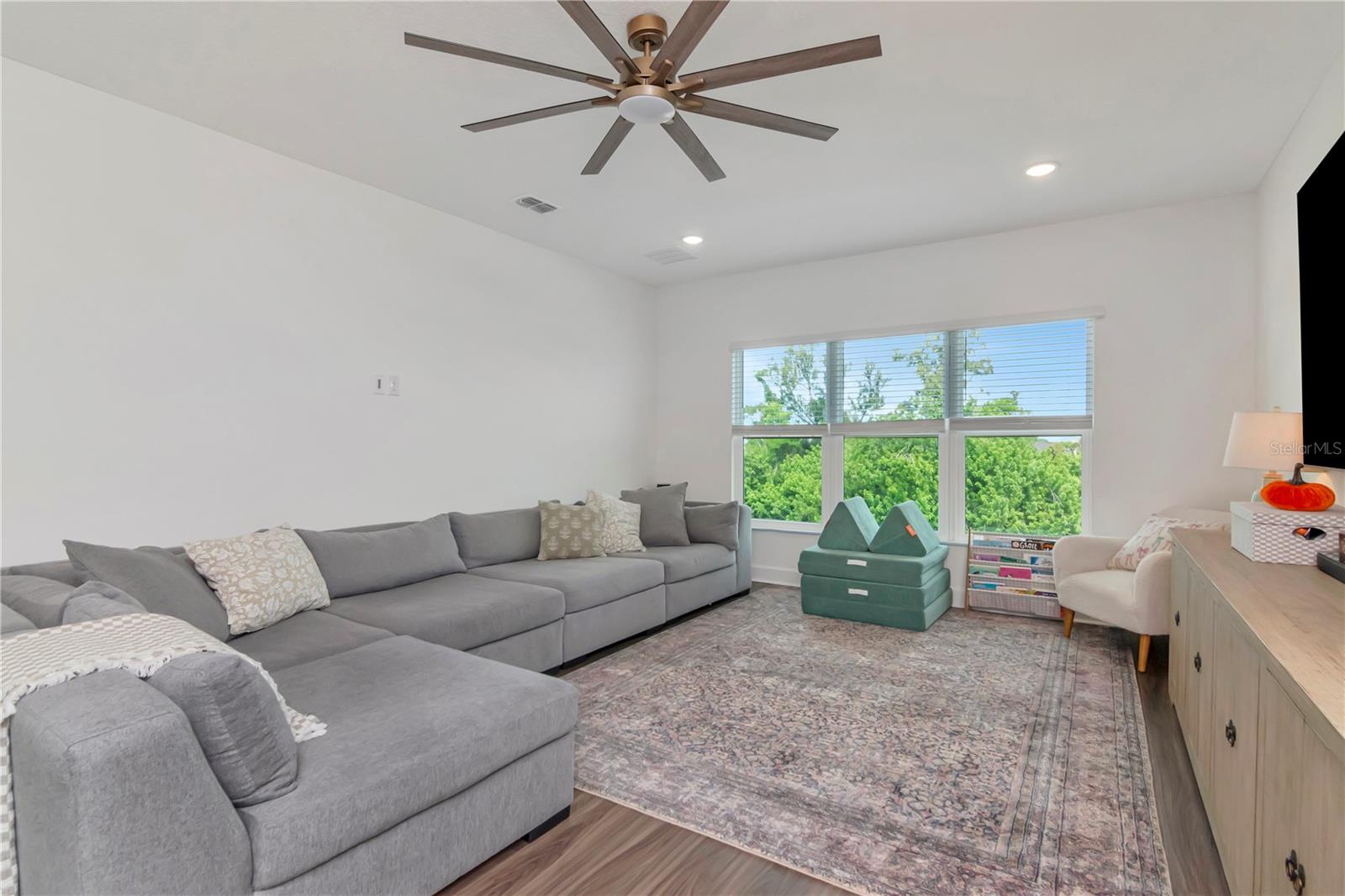 Image 19 of 73 For 979 Signet Drive