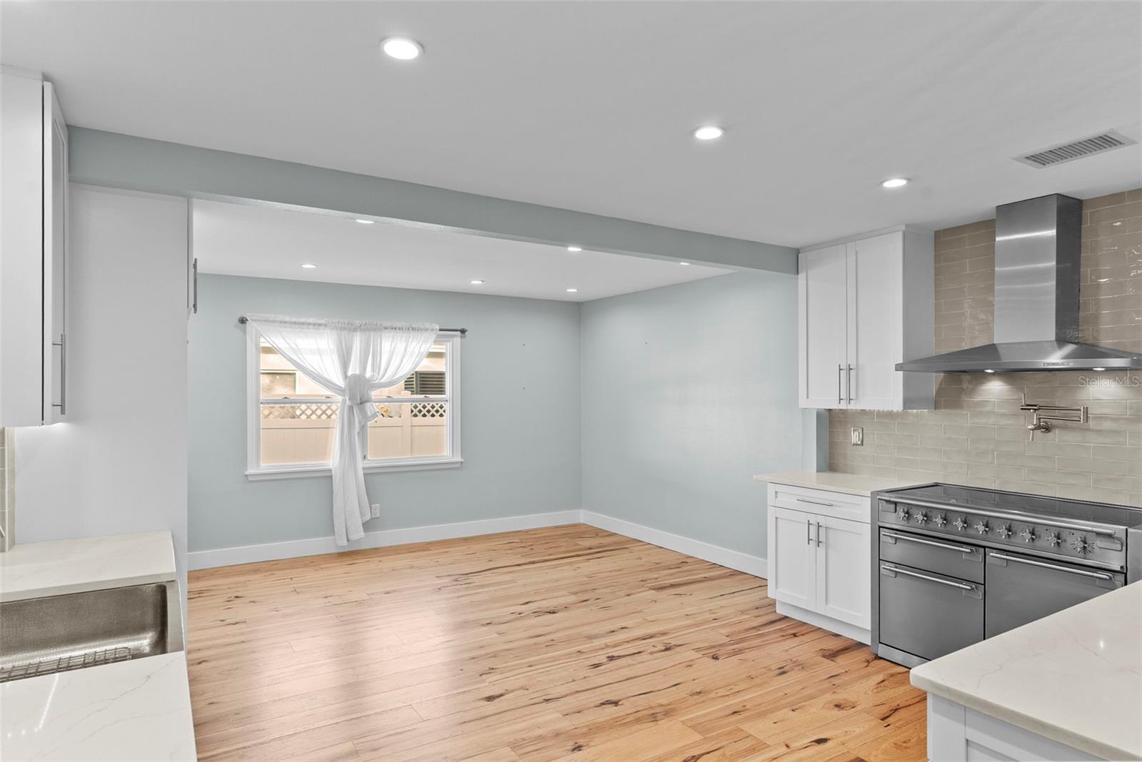 Image 11 of 56 For 710 Davis Boulevard