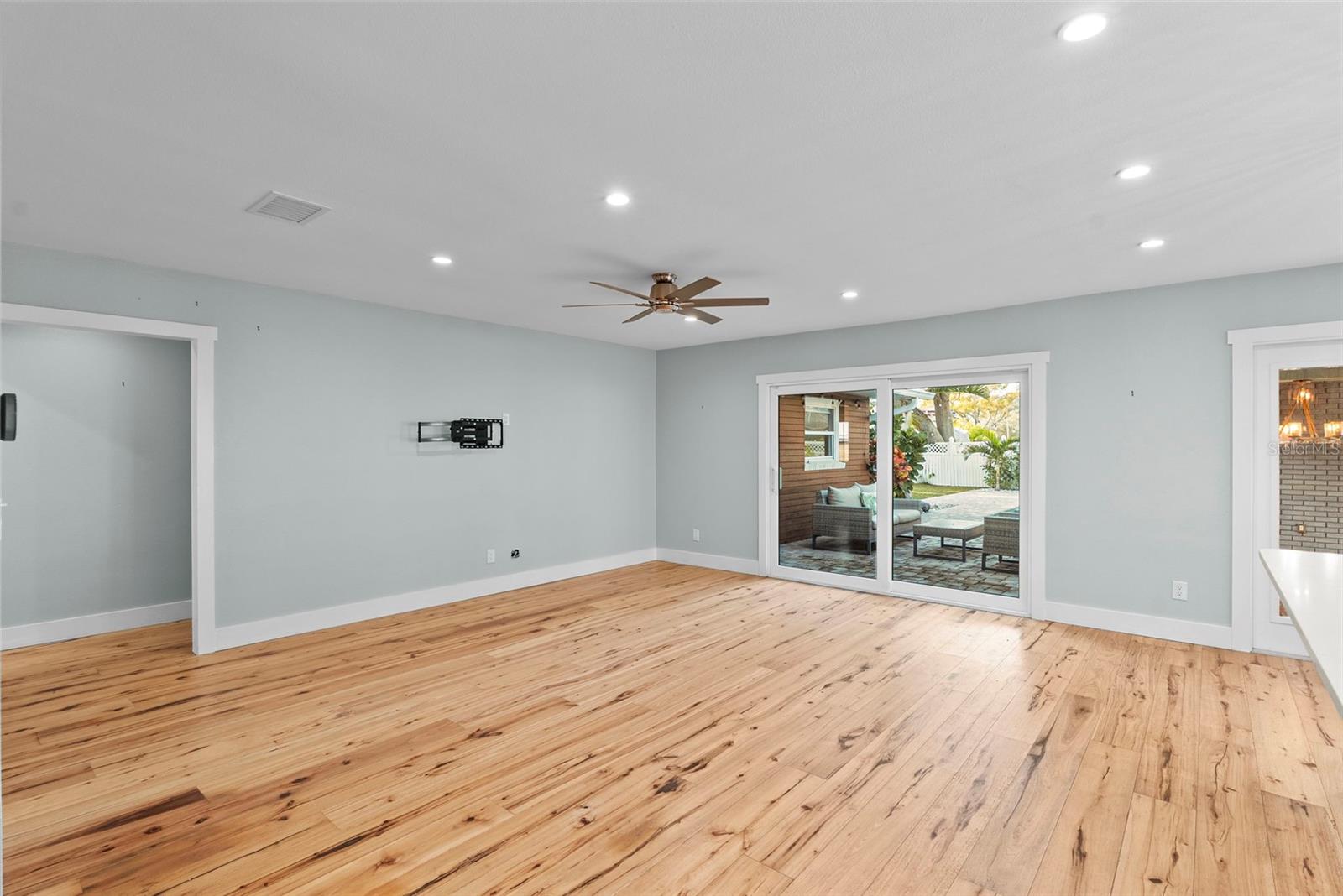 Image 5 of 56 For 710 Davis Boulevard