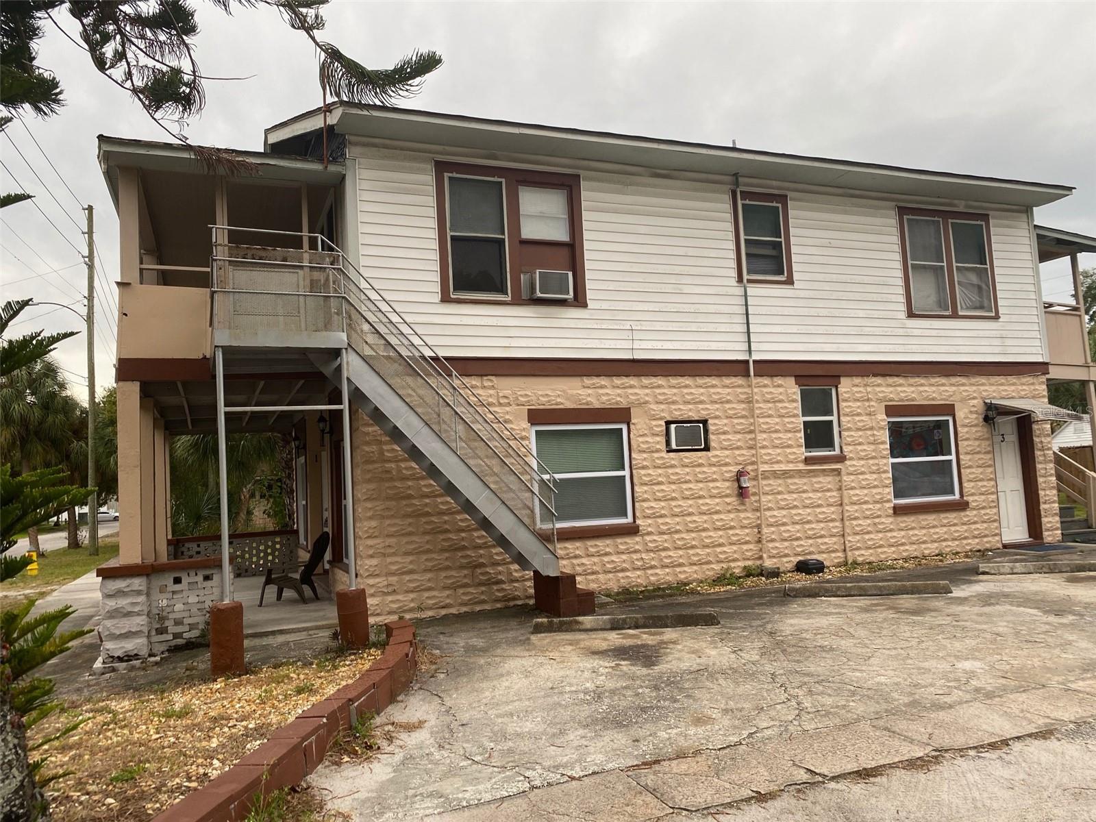 Listing photo id 4 for 540 14th Street N