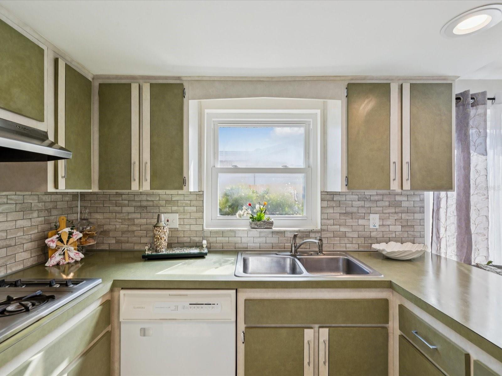 Image 14 of 39 For 12367 82nd Avenue